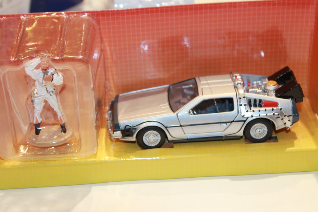 DELOREAN BACK TO THE FUTURE & DOC BROWN FIGURINE CORGI 1/36°