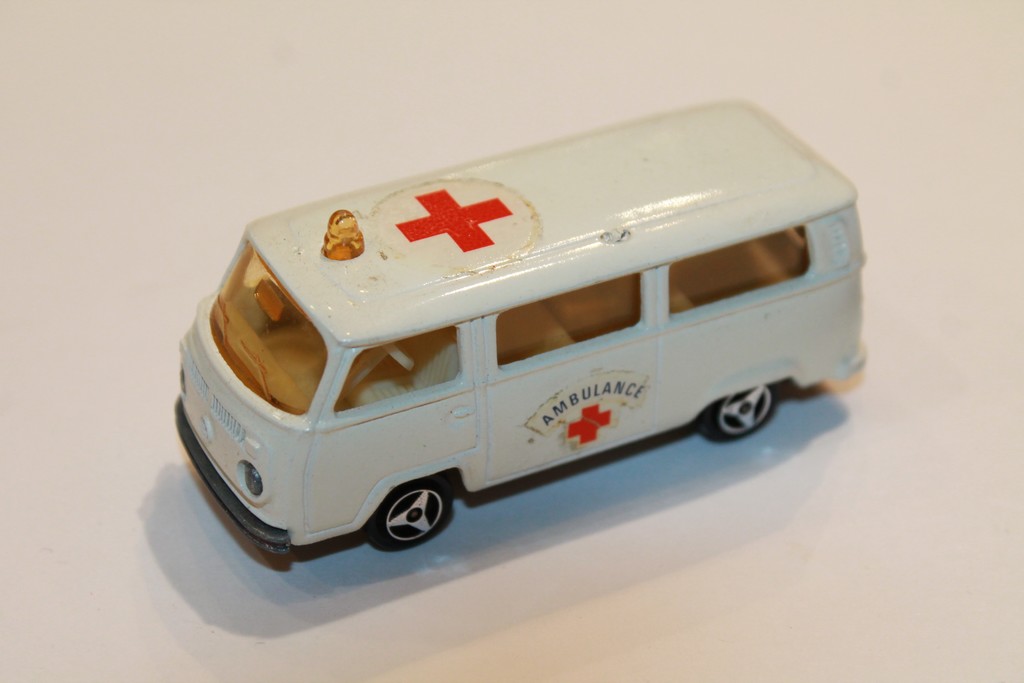 VOLKSWAGEN COMBI AMBULANCE MAJORETTE 1/66°