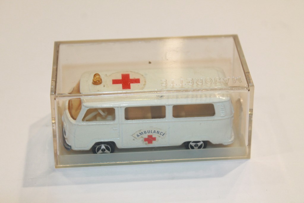 VOLKSWAGEN COMBI AMBULANCE MAJORETTE 1/66°