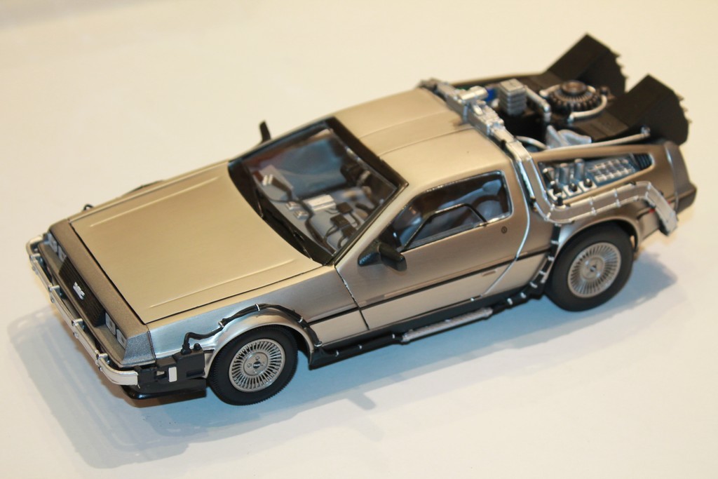 AMC DELOREAN RETOUR VERS LE FUTUR SUN STAR 1/18°