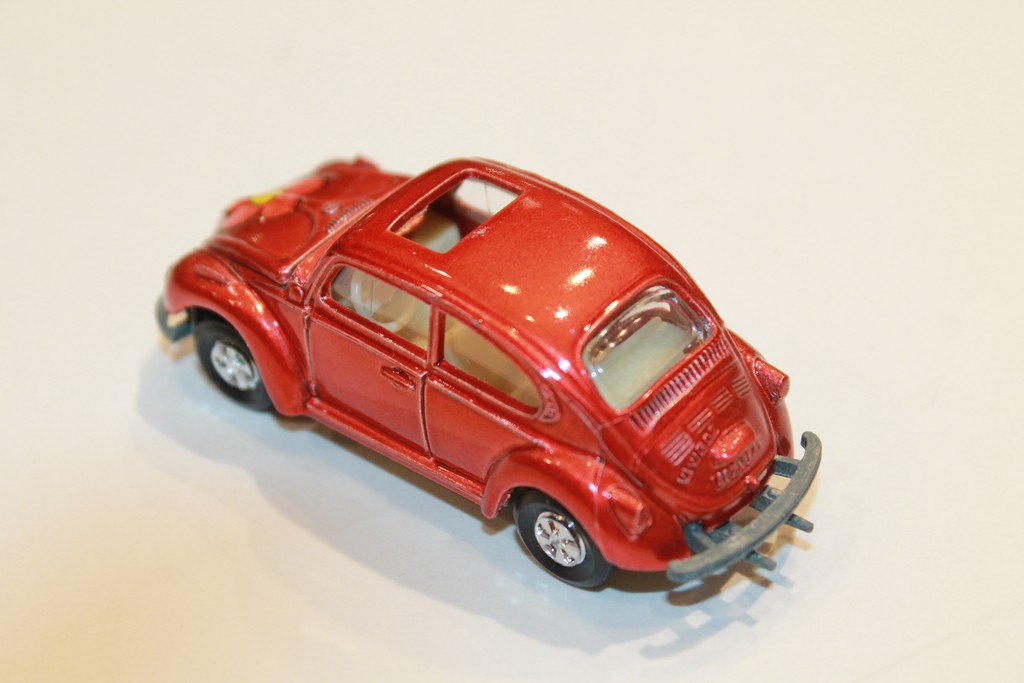VOLKSWAGEN 1302 ROUGE MAJORETTE 1/66°