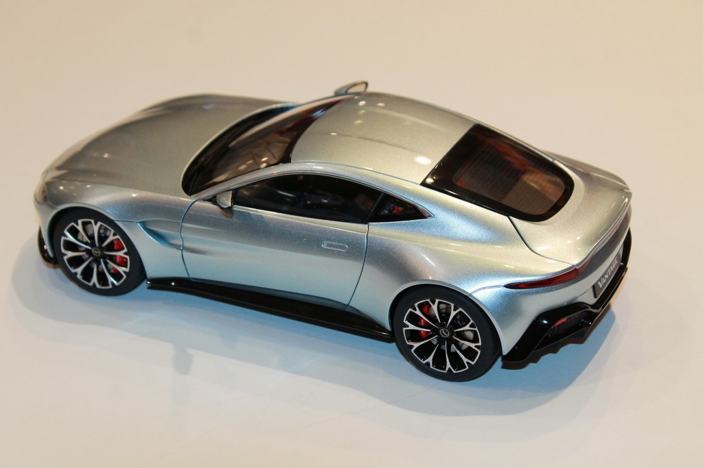 ASTON MARTIN VANTAGE 2019 GRIS AUTO ART 1/18°