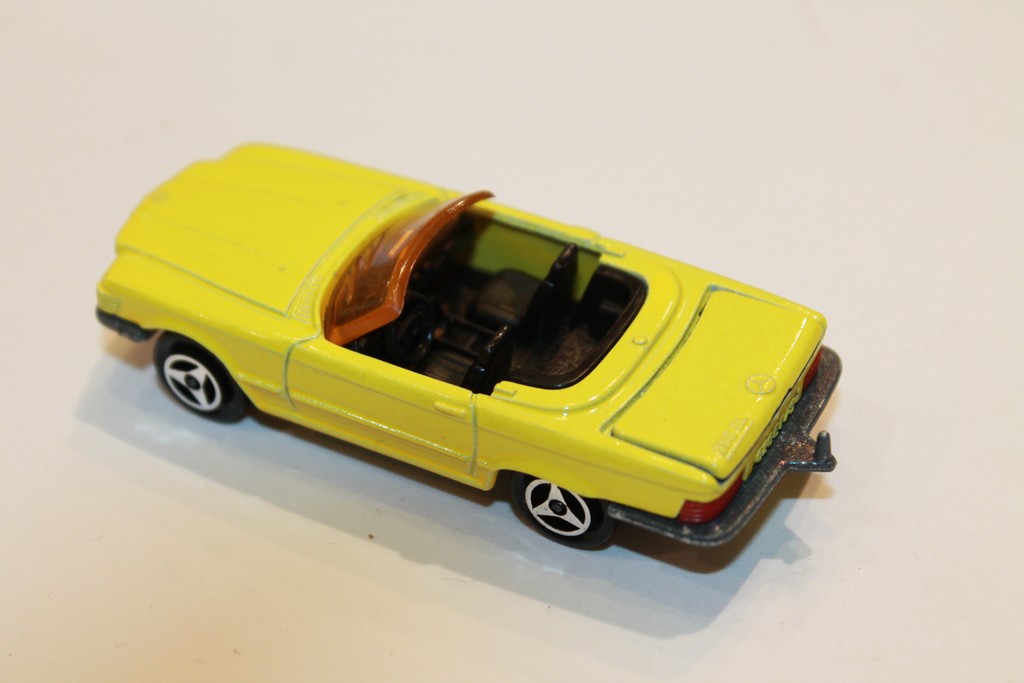 MERCEDES 350 SL JAUNE MAJORETTE 1/66°
