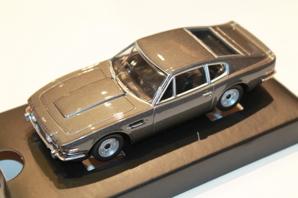 ASTON MARTIN V8 JAMES BOND CORGI 1/36°