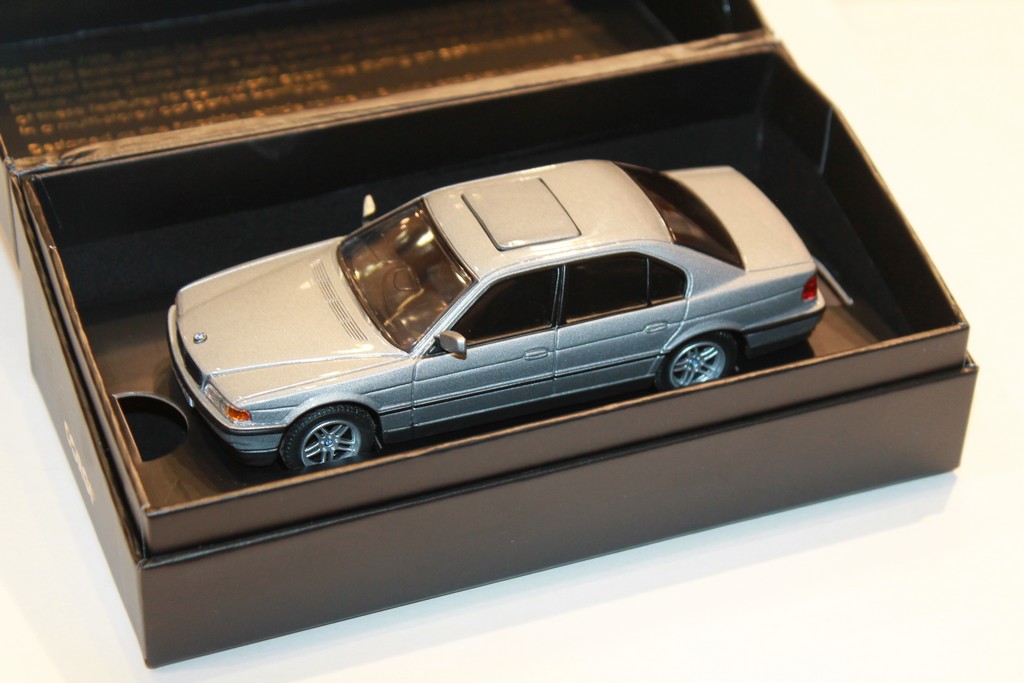 BMW 750iL JAMES BOND CORGI 1/36°