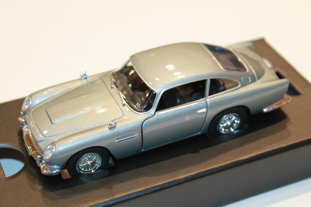 ASTON MARTIN DB5 JAMES BOND CORGI 1/36°