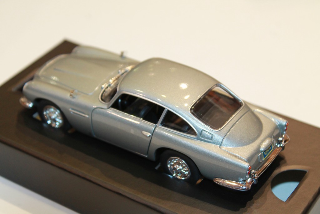 ASTON MARTIN DB5 JAMES BOND CORGI 1/36°