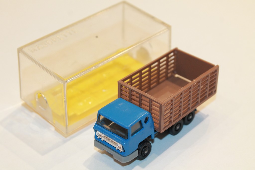 BERNARD CAMION FOURRAGERE MAJORETTE 1/66°