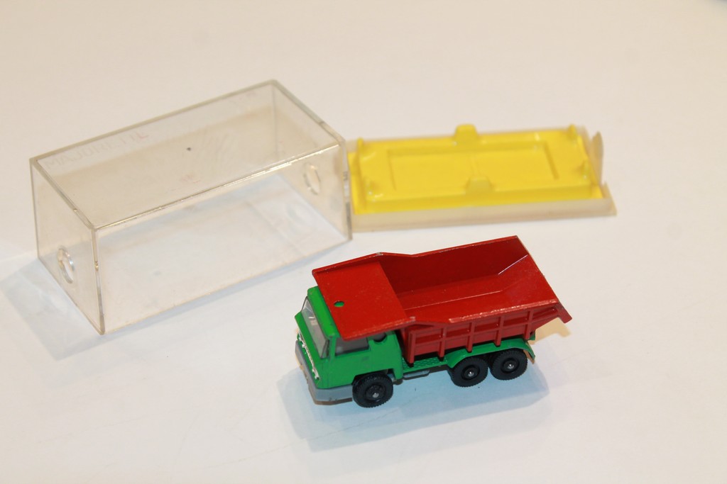 BERNARD CAMION BENNE CARRIERE VERT MAJORETTE 1/66°