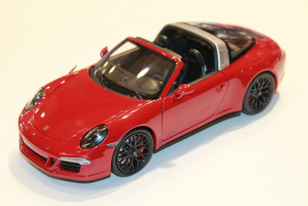 PORSCHE 911 CARRERA 4 GTS TARGA ROUGE SCHUCO 2015 1/18°