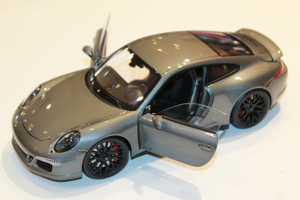 PORSCHE 911 CARRERA 4 GTS GRIS SCHUCO 2015 1/18°