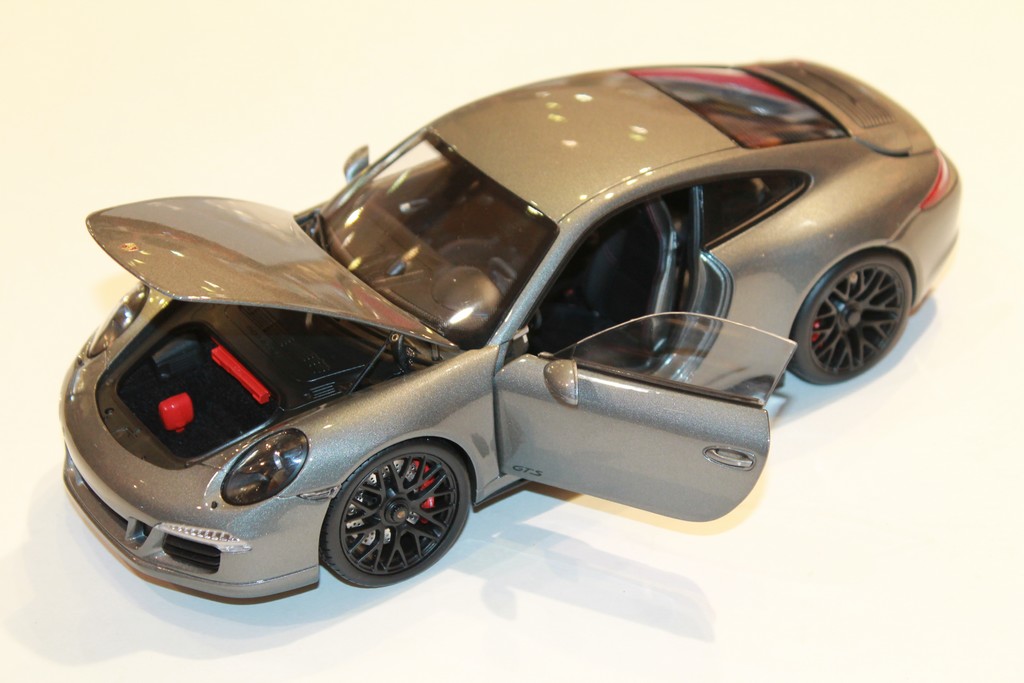 PORSCHE 911 CARRERA 4 GTS GRIS SCHUCO 2015 1/18°