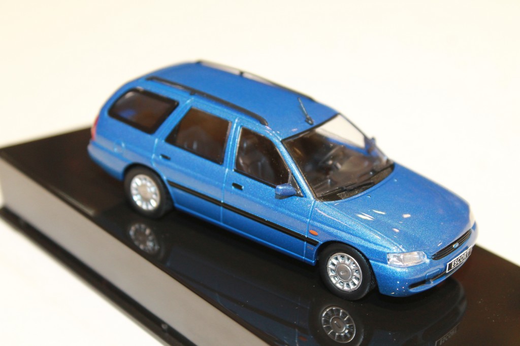 FORD ESCORT TURNIER 1996 BLEU IXO 1/43°