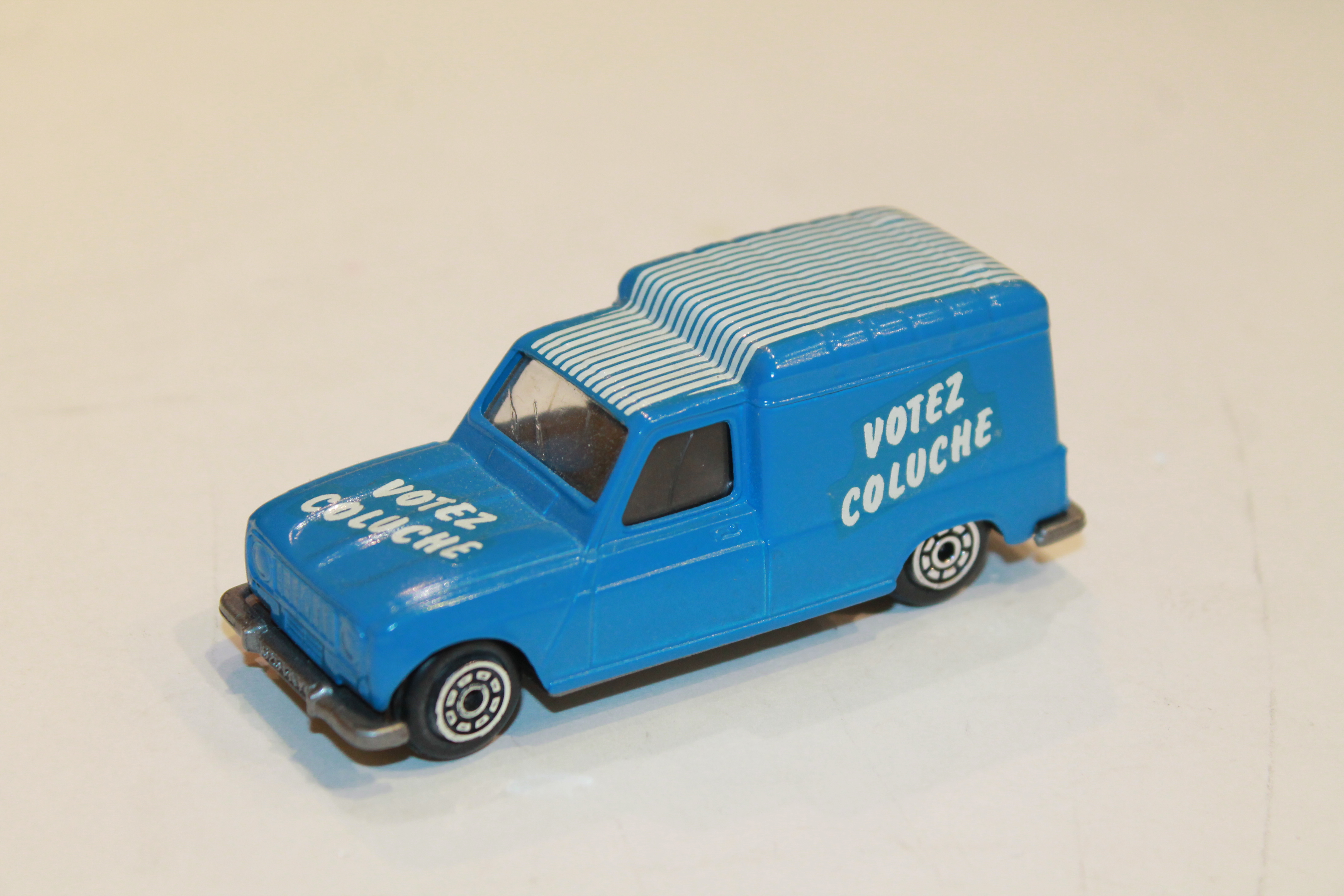 RENAULT 4L BLEU "VOTEZ COLUCHE" NOREV 1/43°