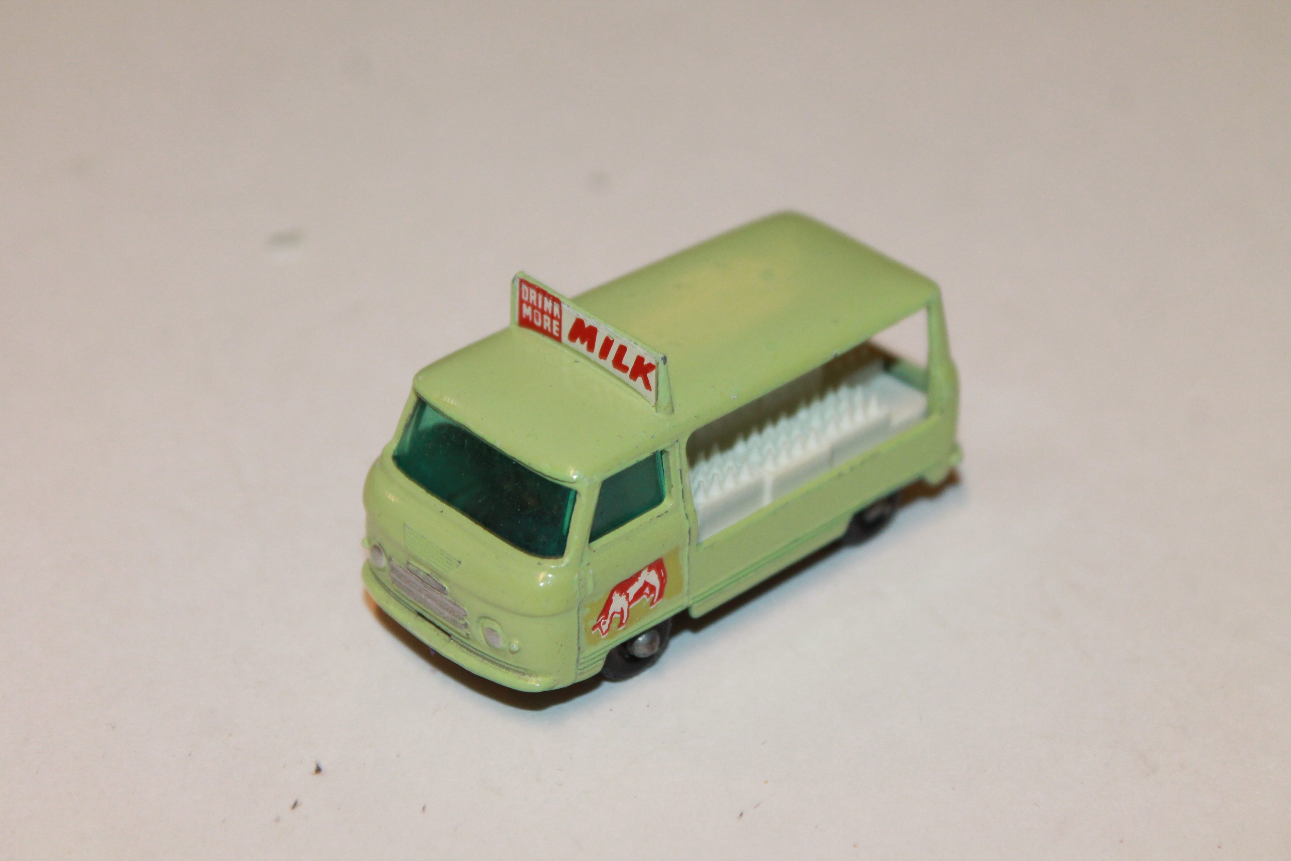 CAMION LAITIER "MILK" LESNEY 1/72°