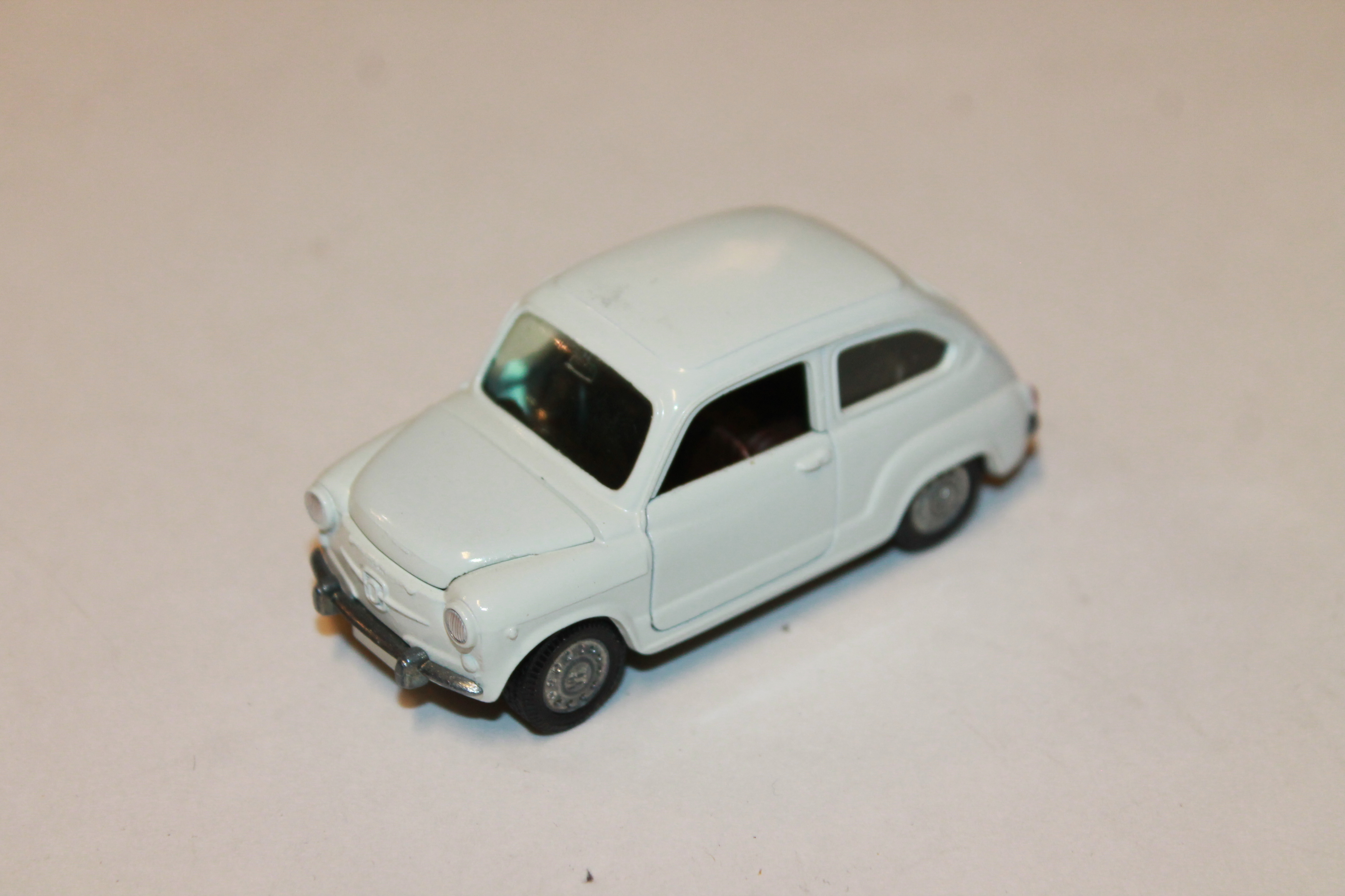 SEAT 600 BLANCHE AUTO PILEN 1/43°