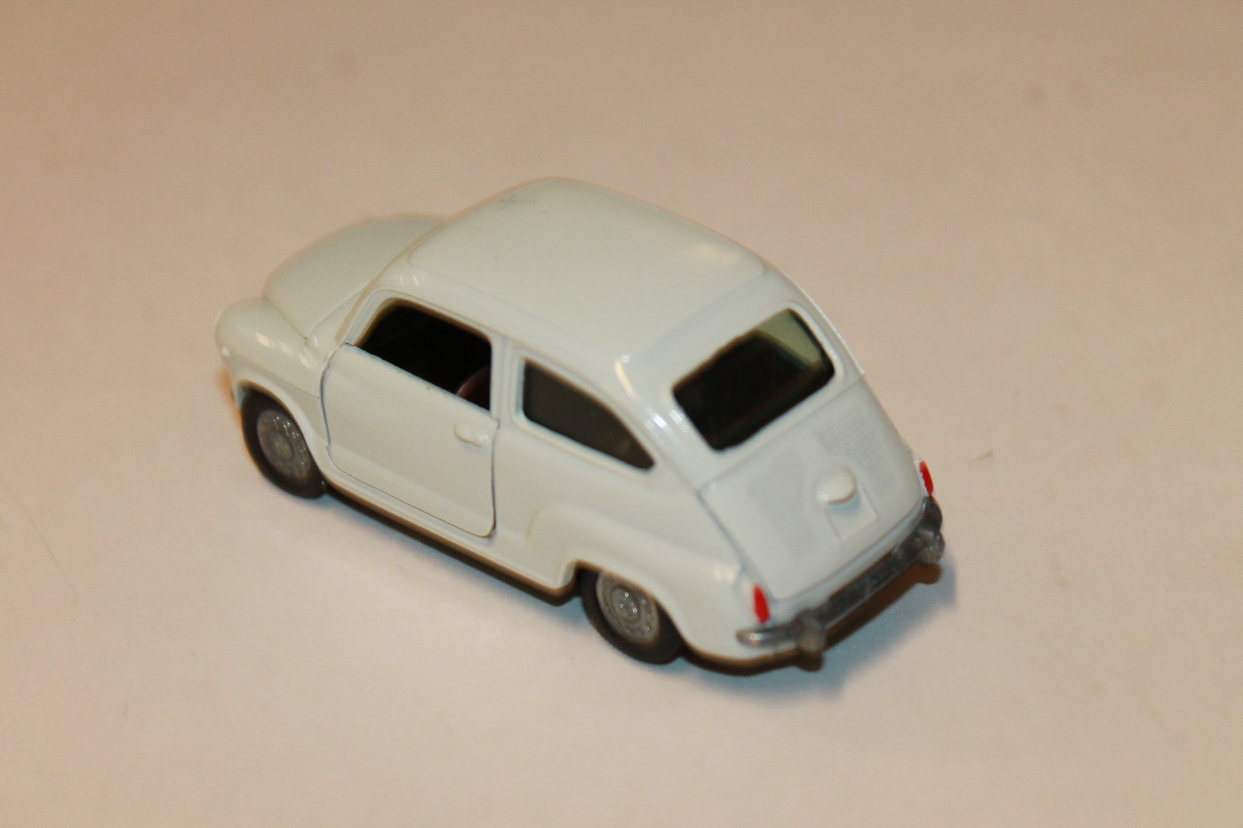 SEAT 600 BLANCHE AUTO PILEN 1/43°