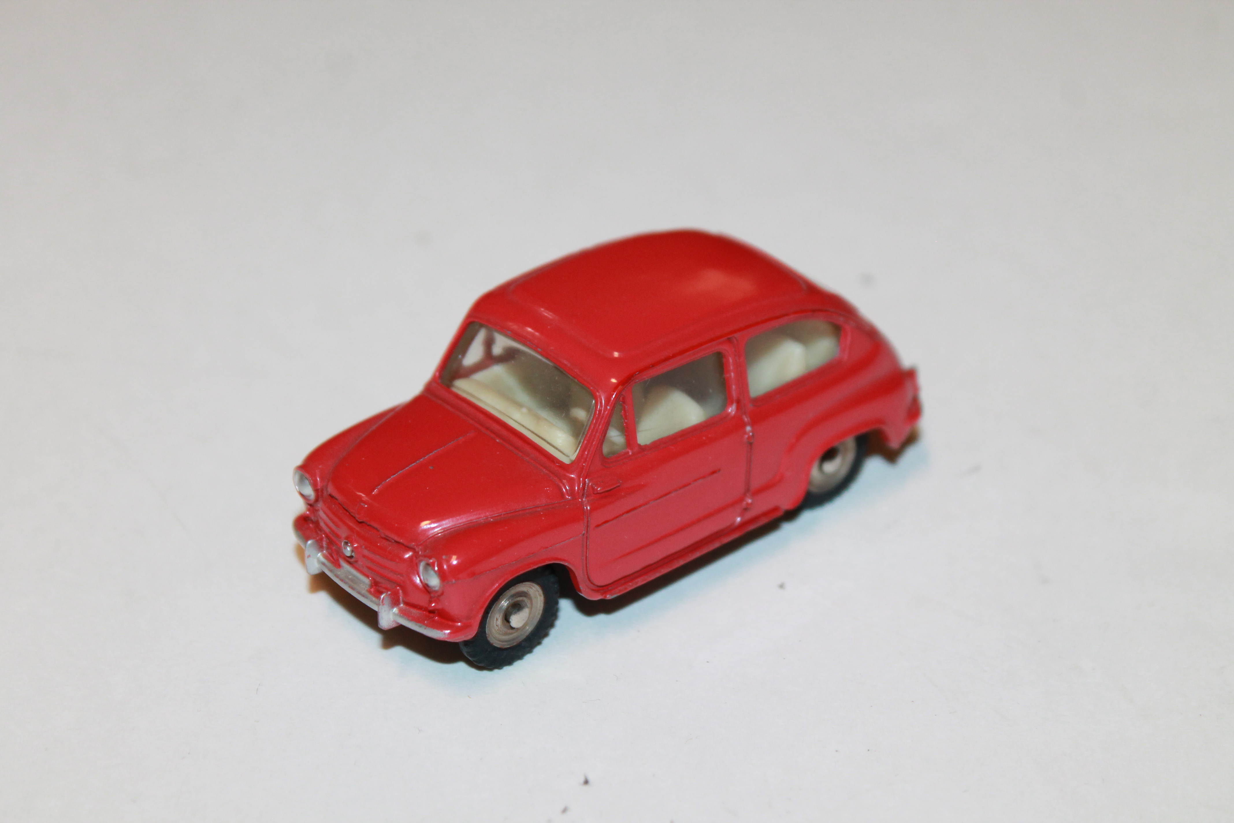 FIAT 600 ROUGE DINKY TOYS 1/43°