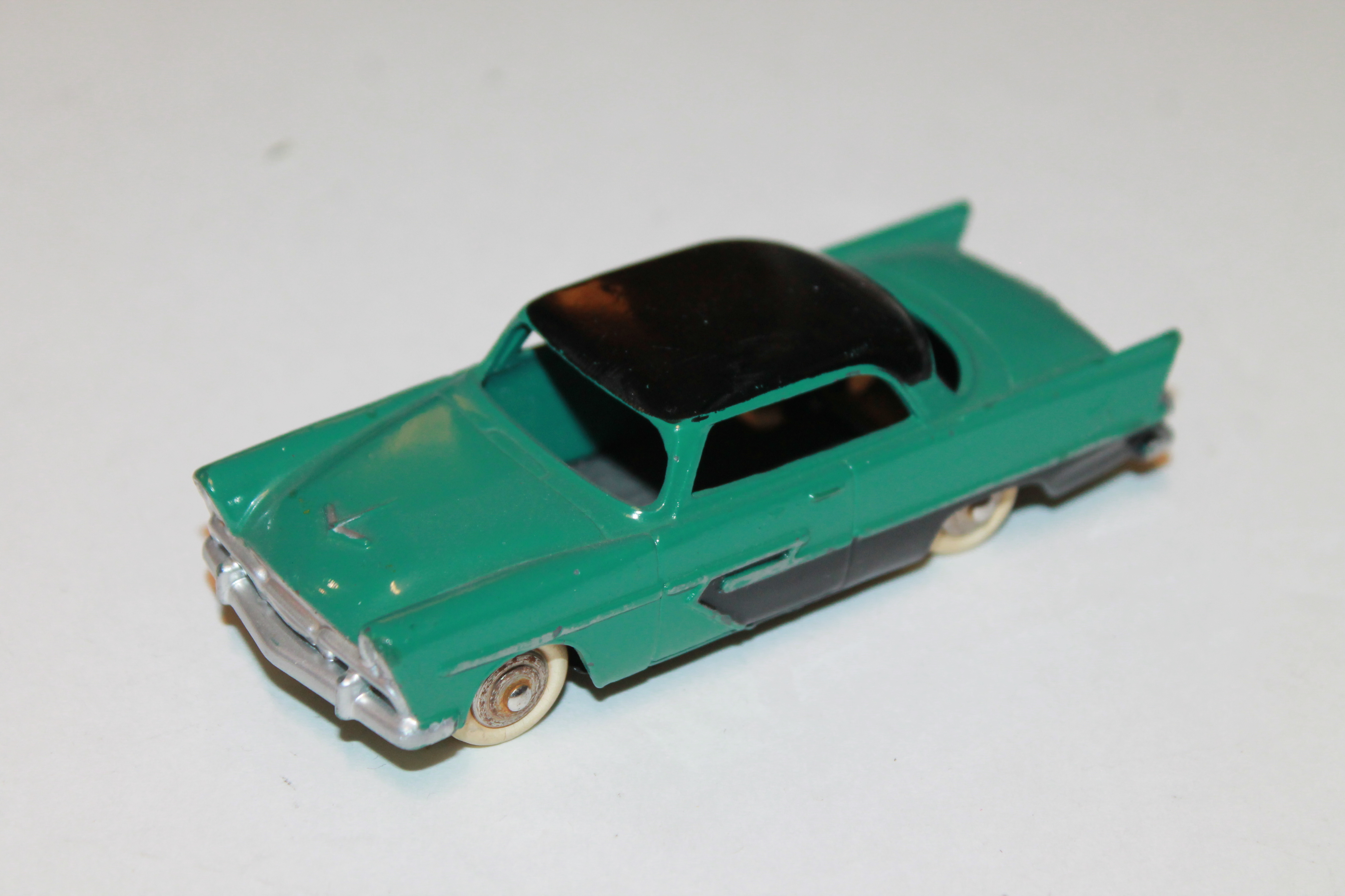 PLYMOUTH BELVEDERE VERTE DINKY TOYS 1/43°