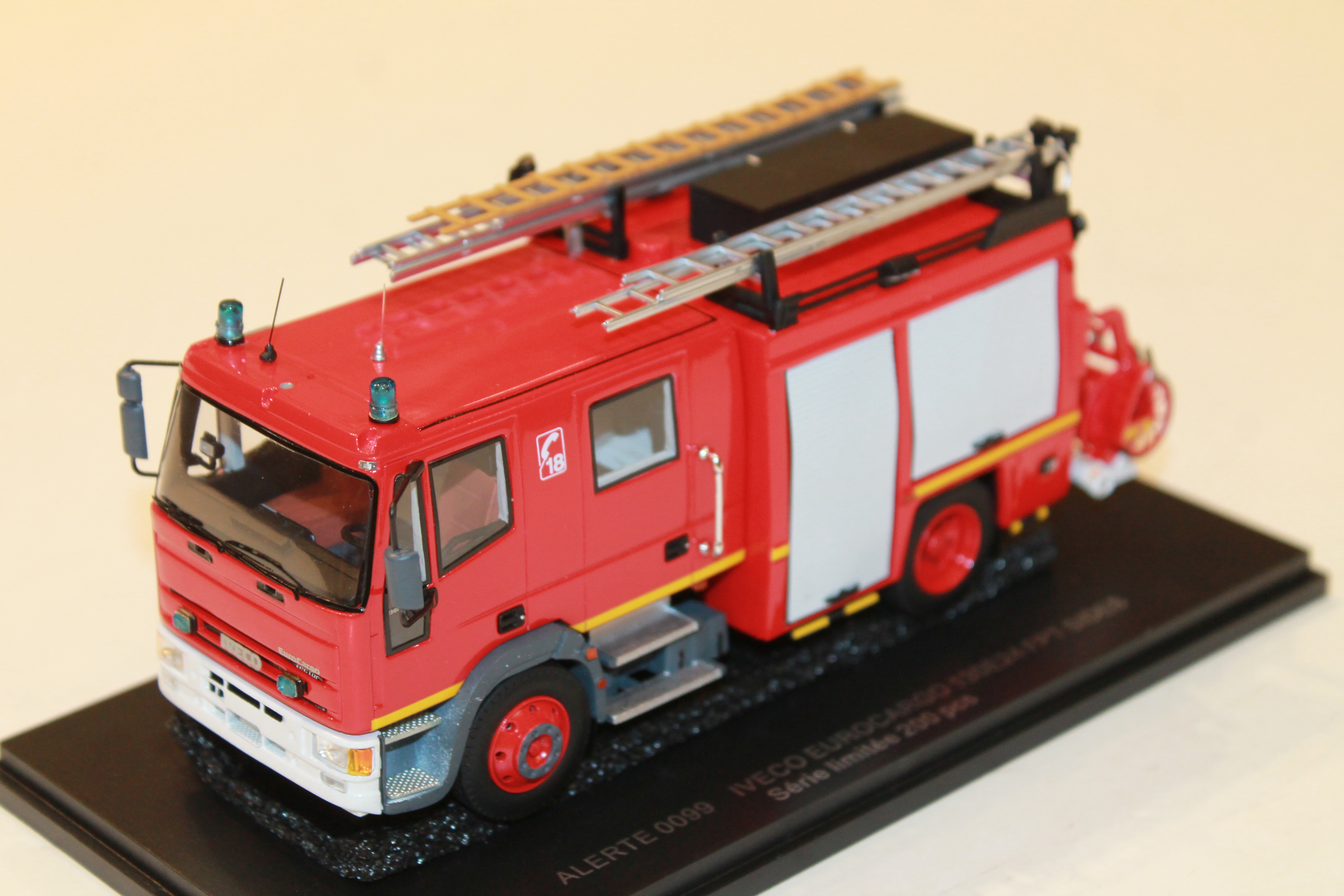 VEHICULE DES POMPIERS   DECALCOMANIES FOURNIES  SERIE LIMITEE A 200 PIECES
