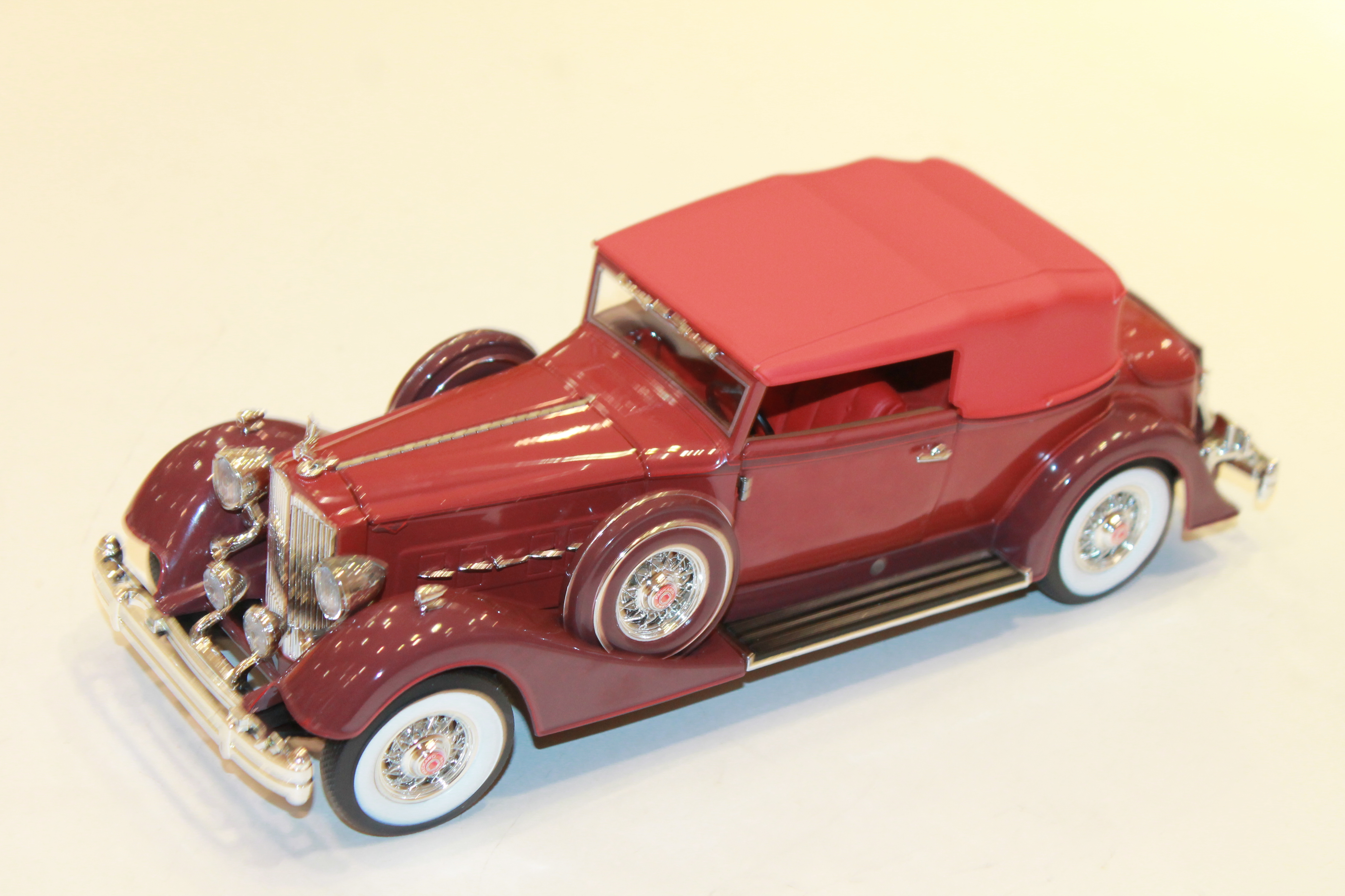 PACKARD V12 VICTORIA ROUGE 1934 AUTO WORLD 1/18°
