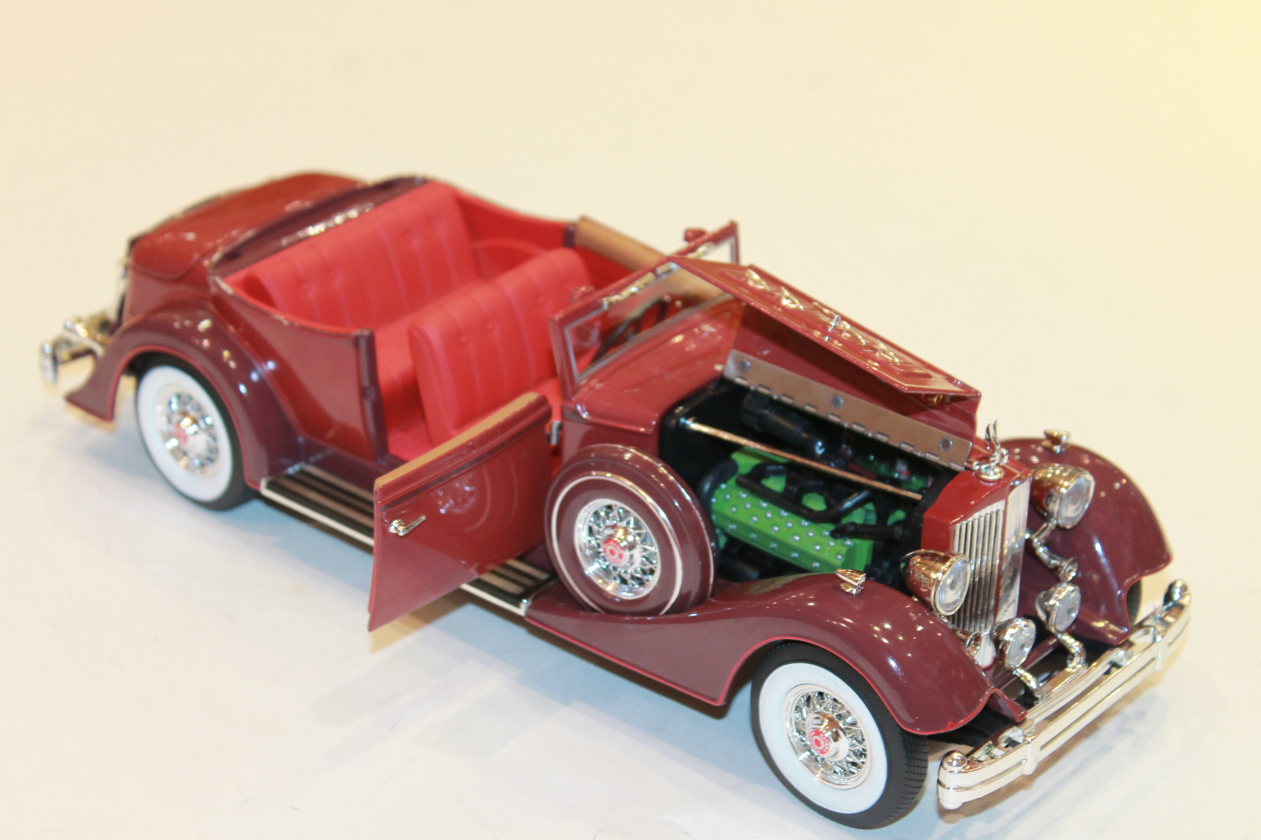 PACKARD V12 VICTORIA ROUGE 1934 AUTO WORLD 1/18°