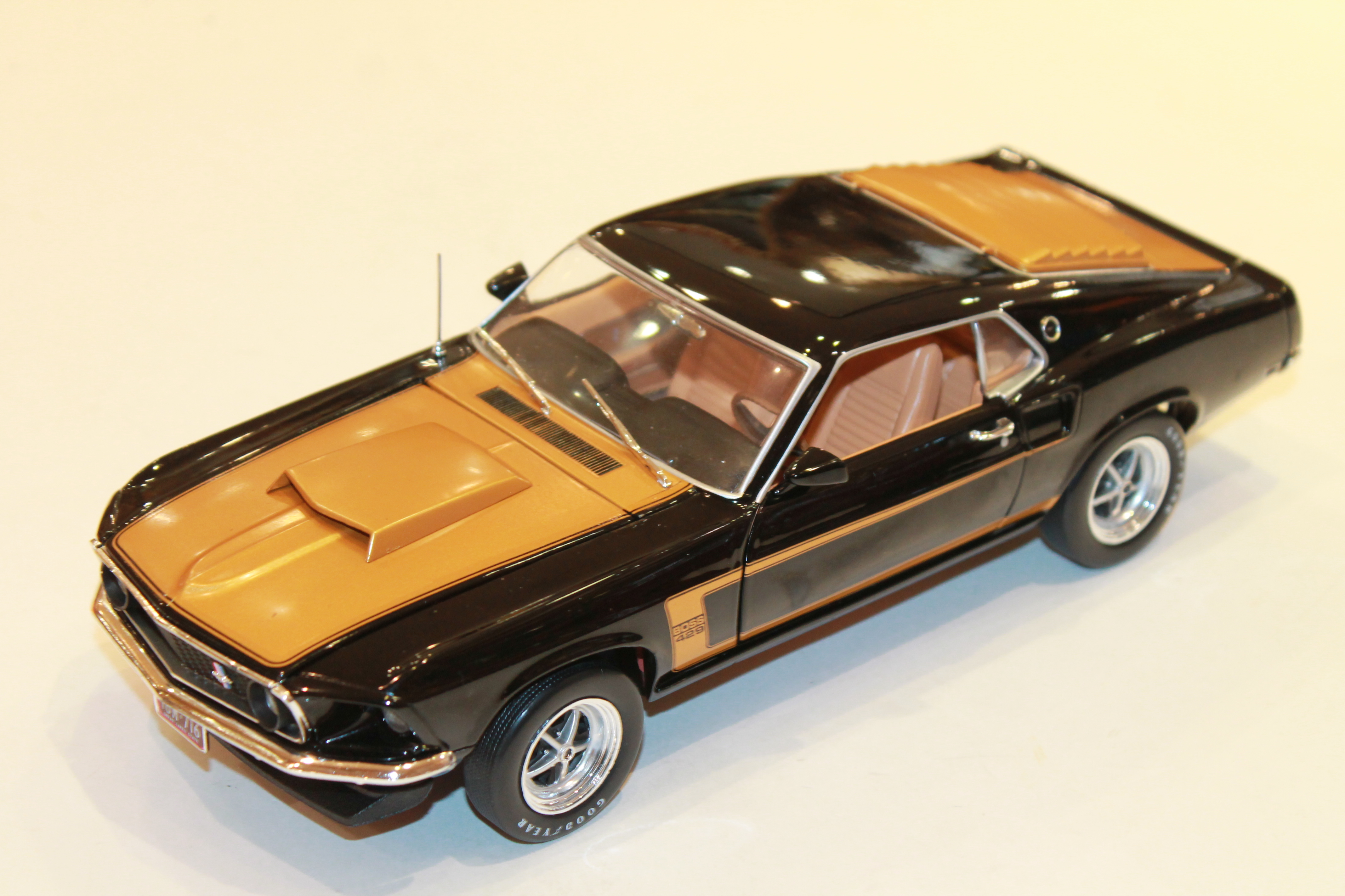 FORD MUSTANG BOSS 429 NOIR/OR 1969 AUTOWORLD 1/18°