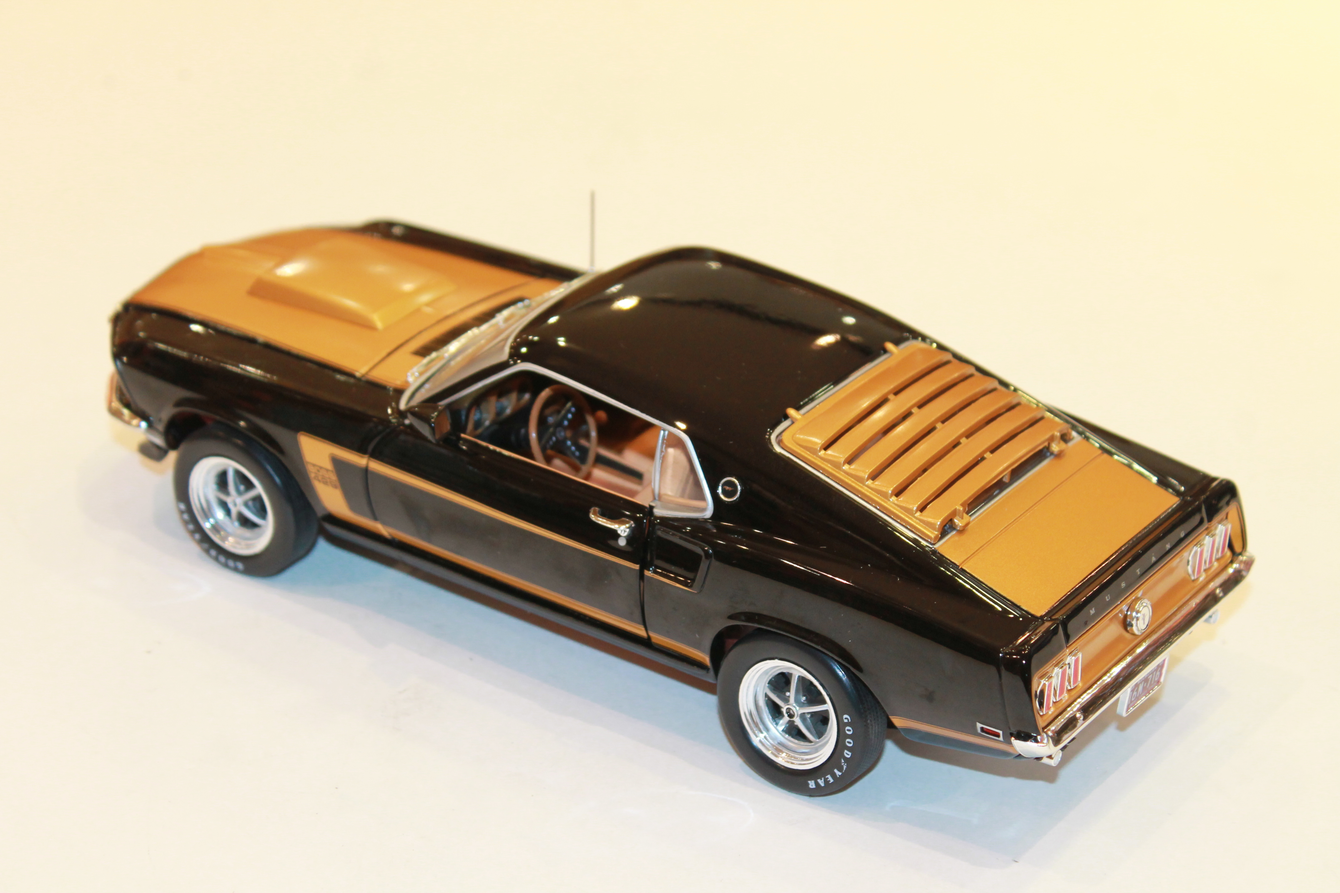 FORD MUSTANG BOSS 429 NOIR/OR 1969 AUTOWORLD 1/18°