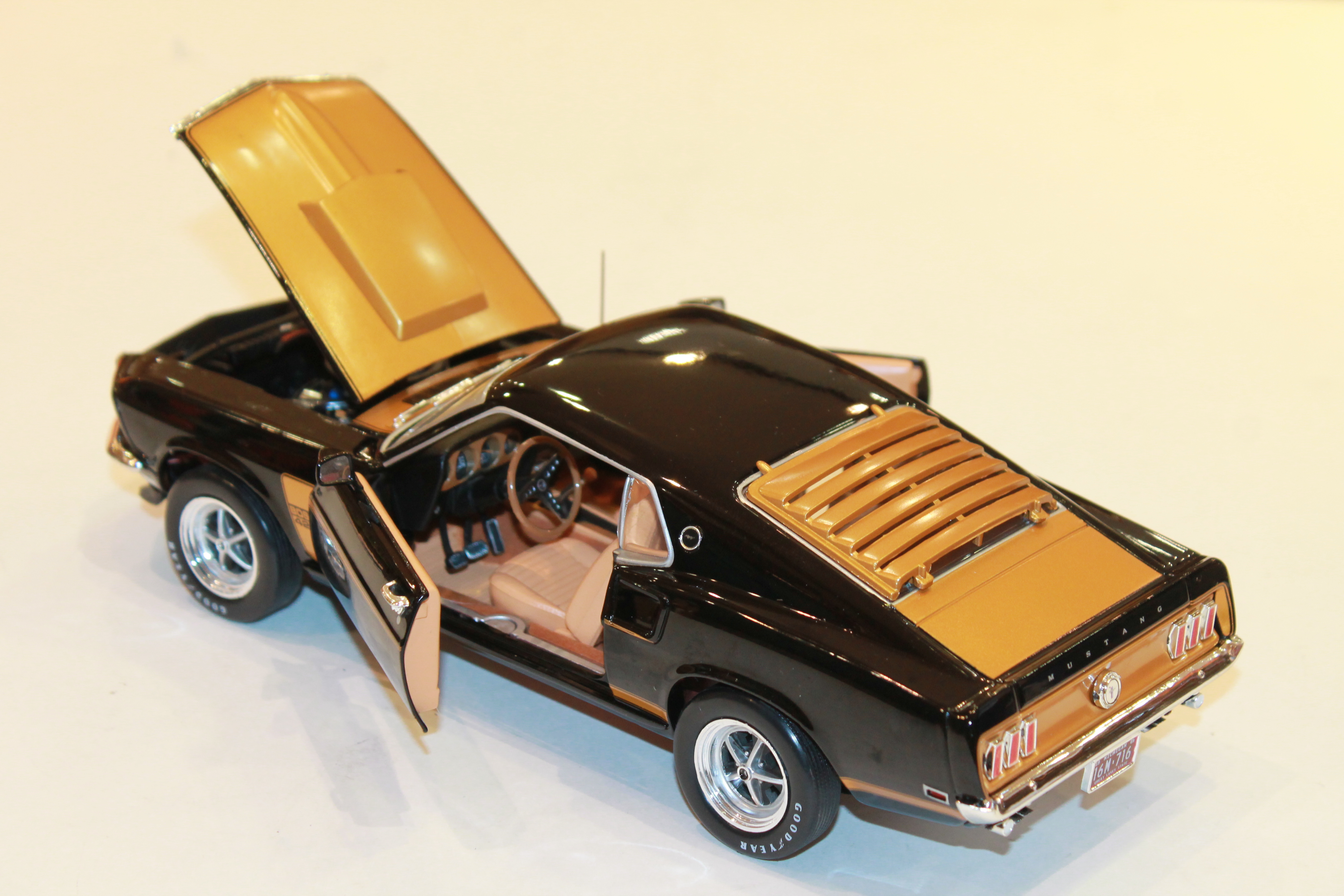 FORD MUSTANG BOSS 429 NOIR/OR 1969 AUTOWORLD 1/18°
