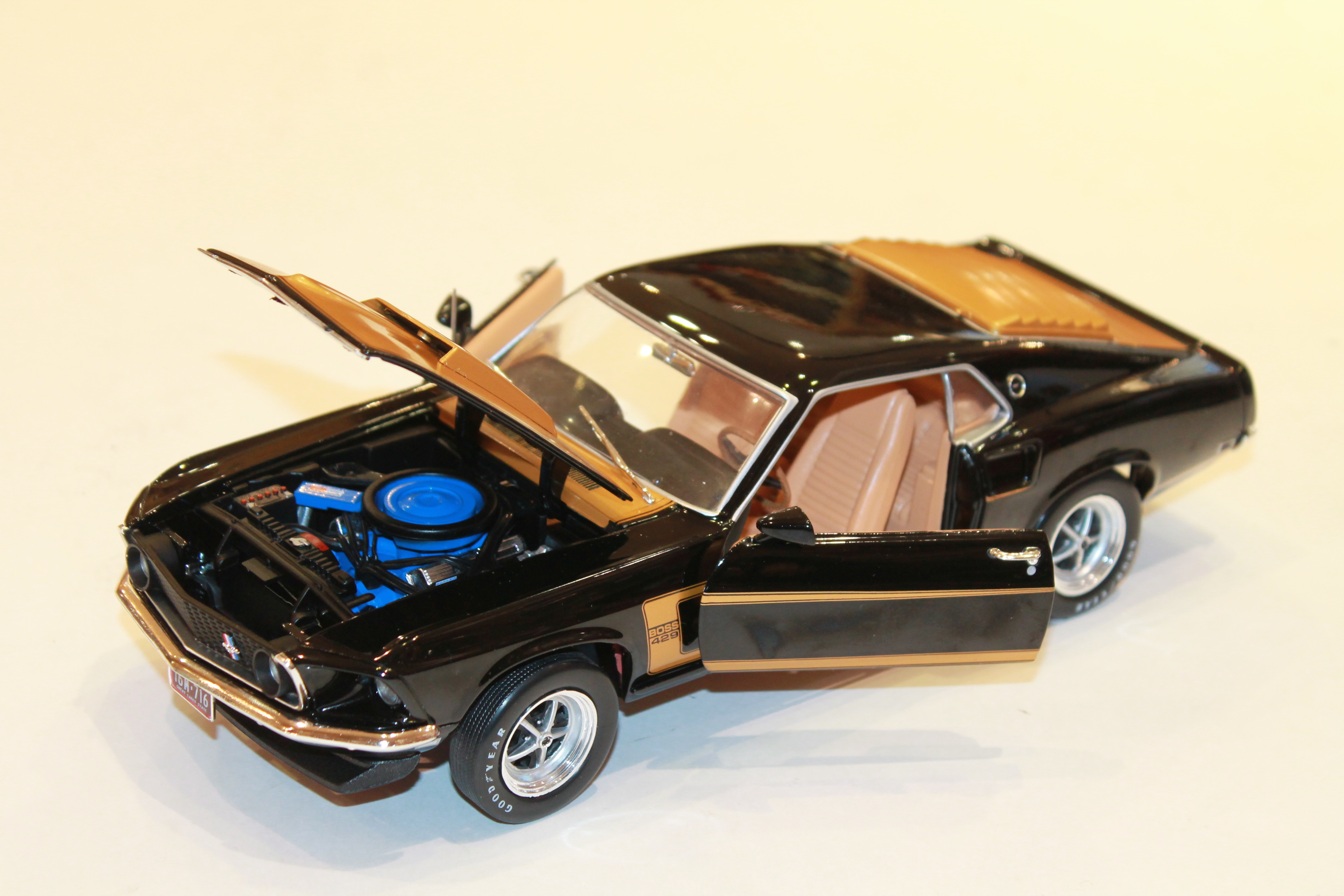 FORD MUSTANG BOSS 429 NOIR/OR 1969 AUTOWORLD 1/18°