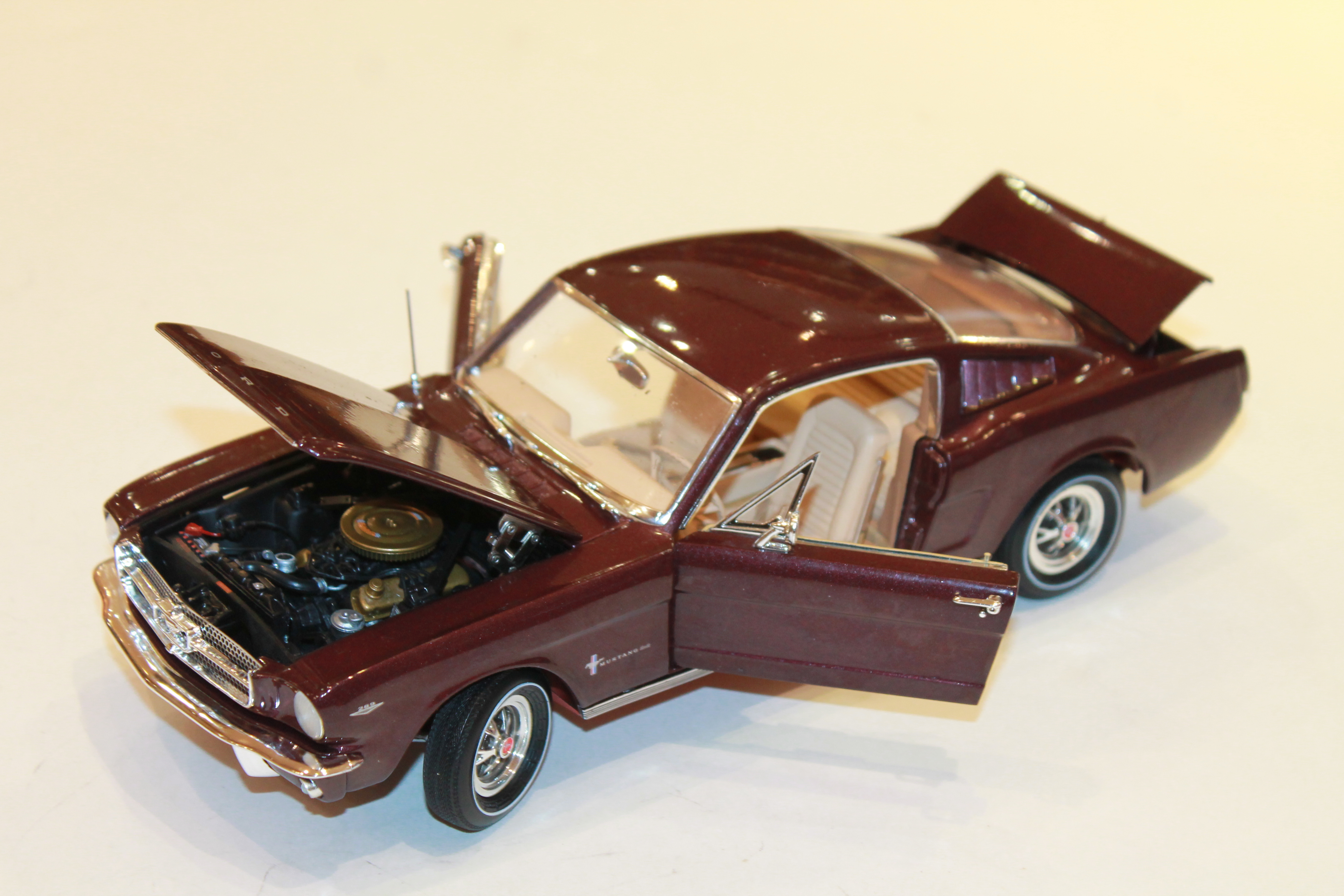 FORD MUSTANG 2+2 AUTO WORLD 1/18°