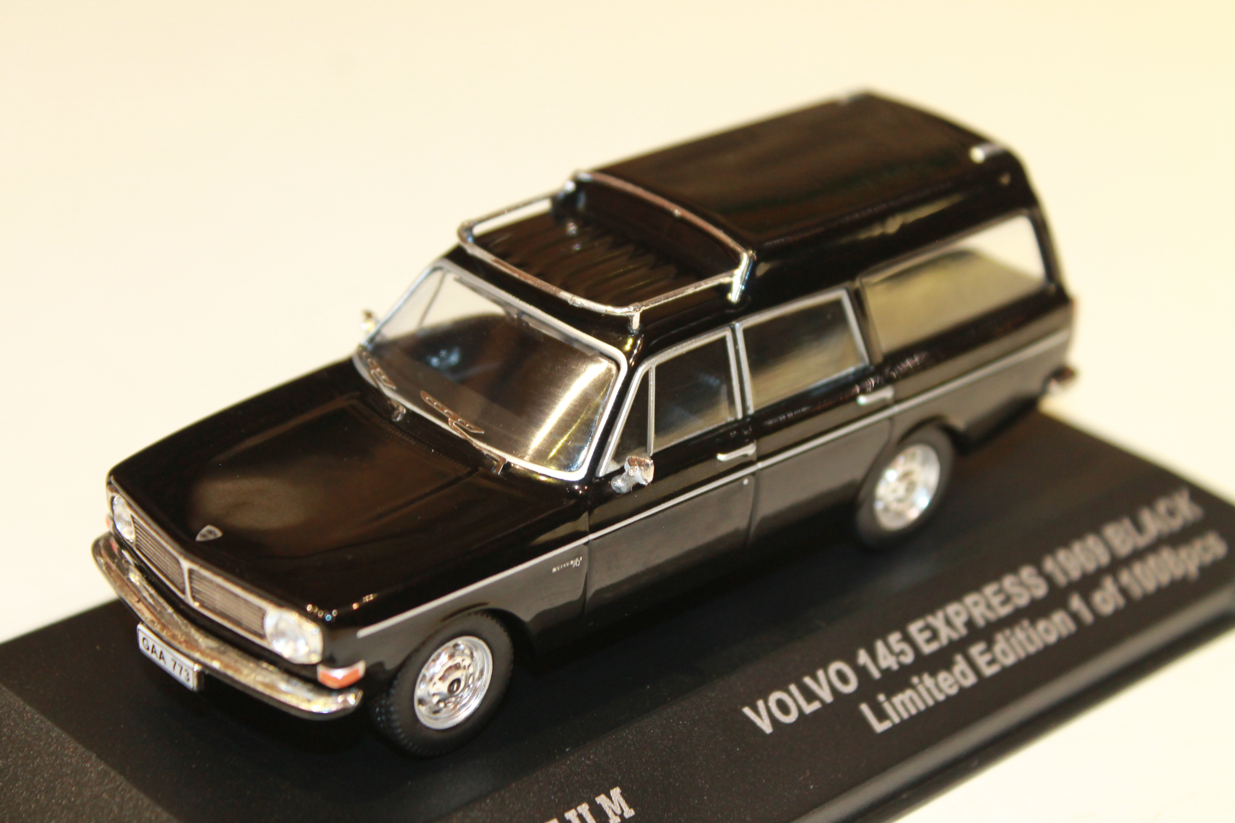 VOLVO 145 EXPRESS NOIR 1969 TRIPLE 9 1/43°