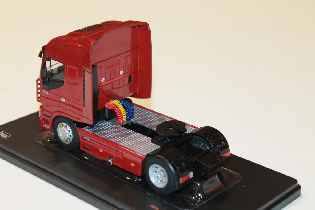 IVECO STRALIS 2012 ROUGE IXO 1/43°