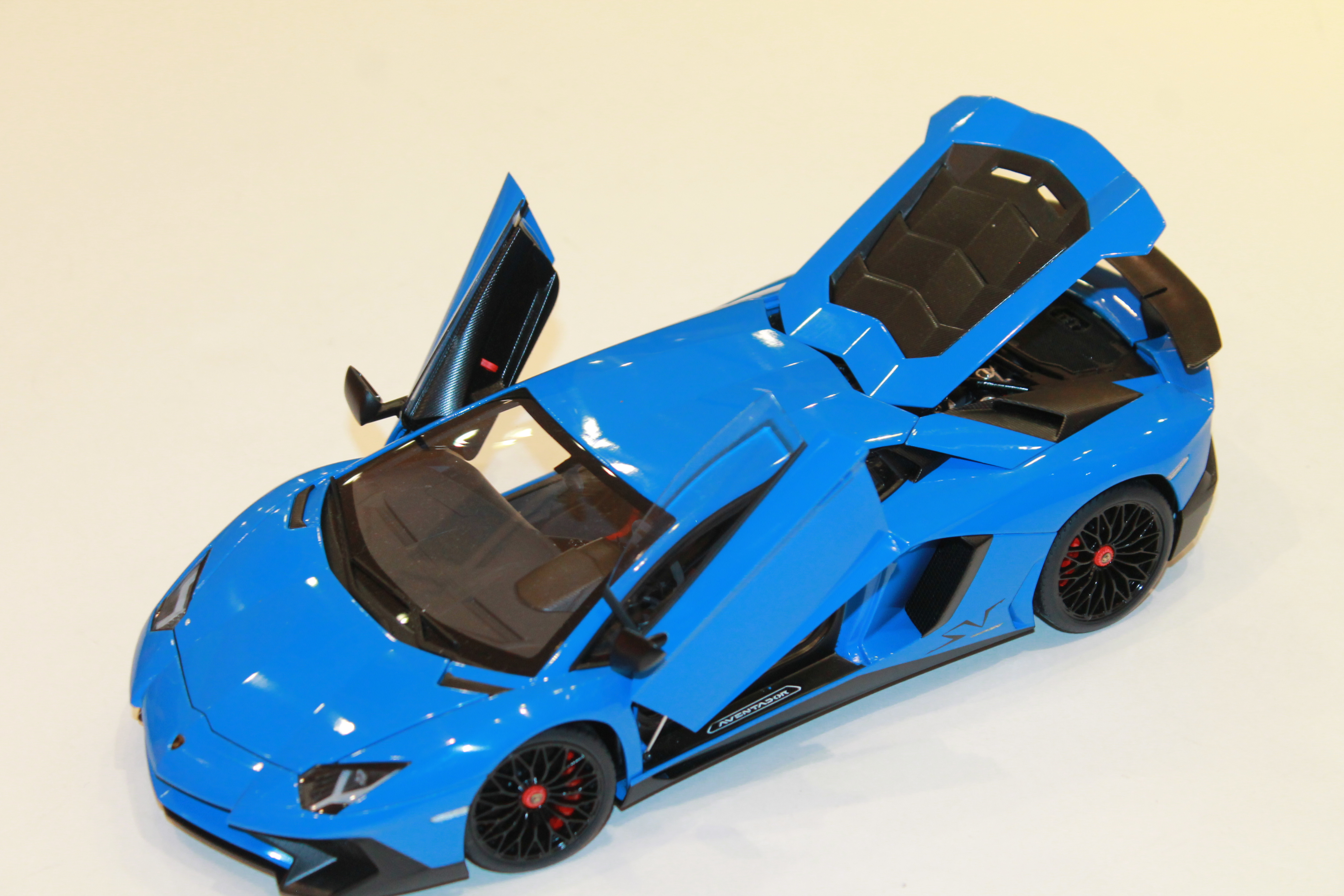 LAMBORGHINI AVENTADOR LP750-4 SV BLEU AUTOART 1/18°