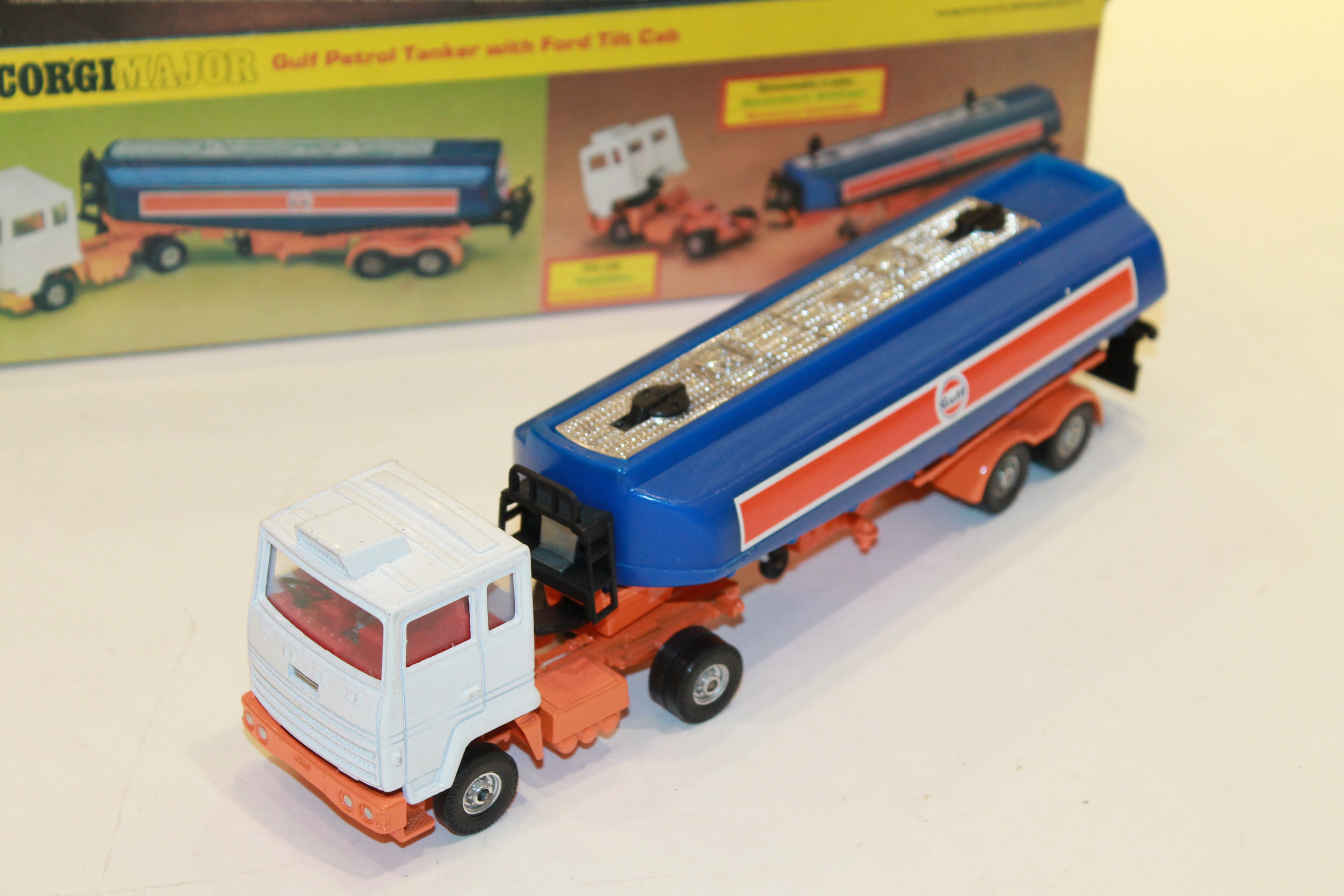 GULF PETROL TANKER WITH FORD TILT CAB CORGI 1/43°