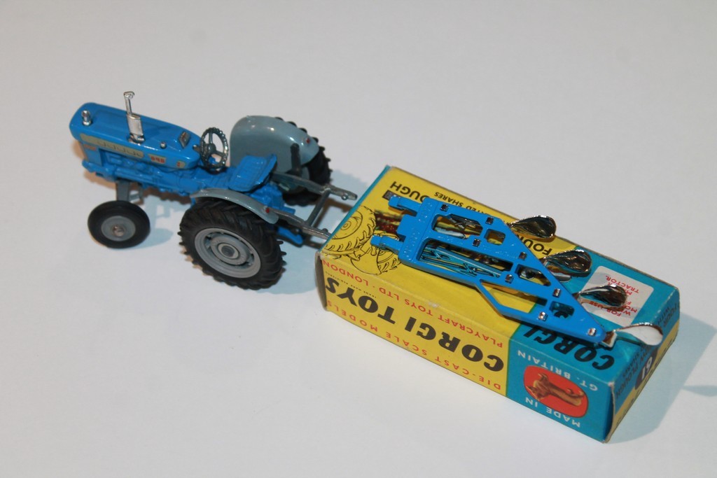 FORD 5000 + CHARRUE CORGI TOYS 1/43°