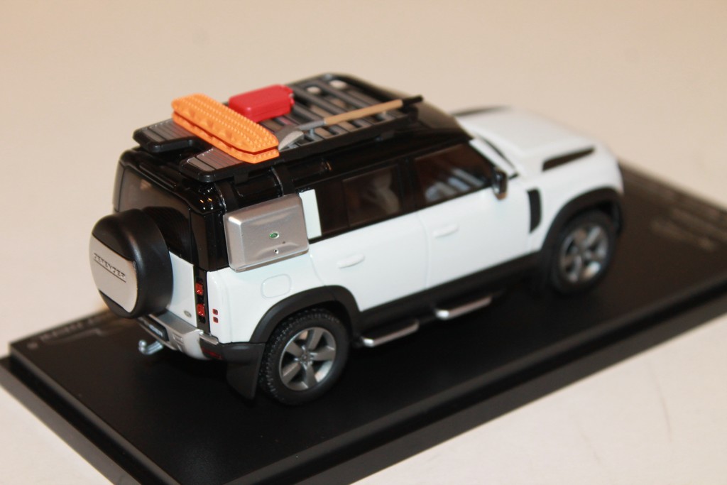 LAND ROVER DEFENDER 110 BLANC ALMOSTREAL 1/43°
