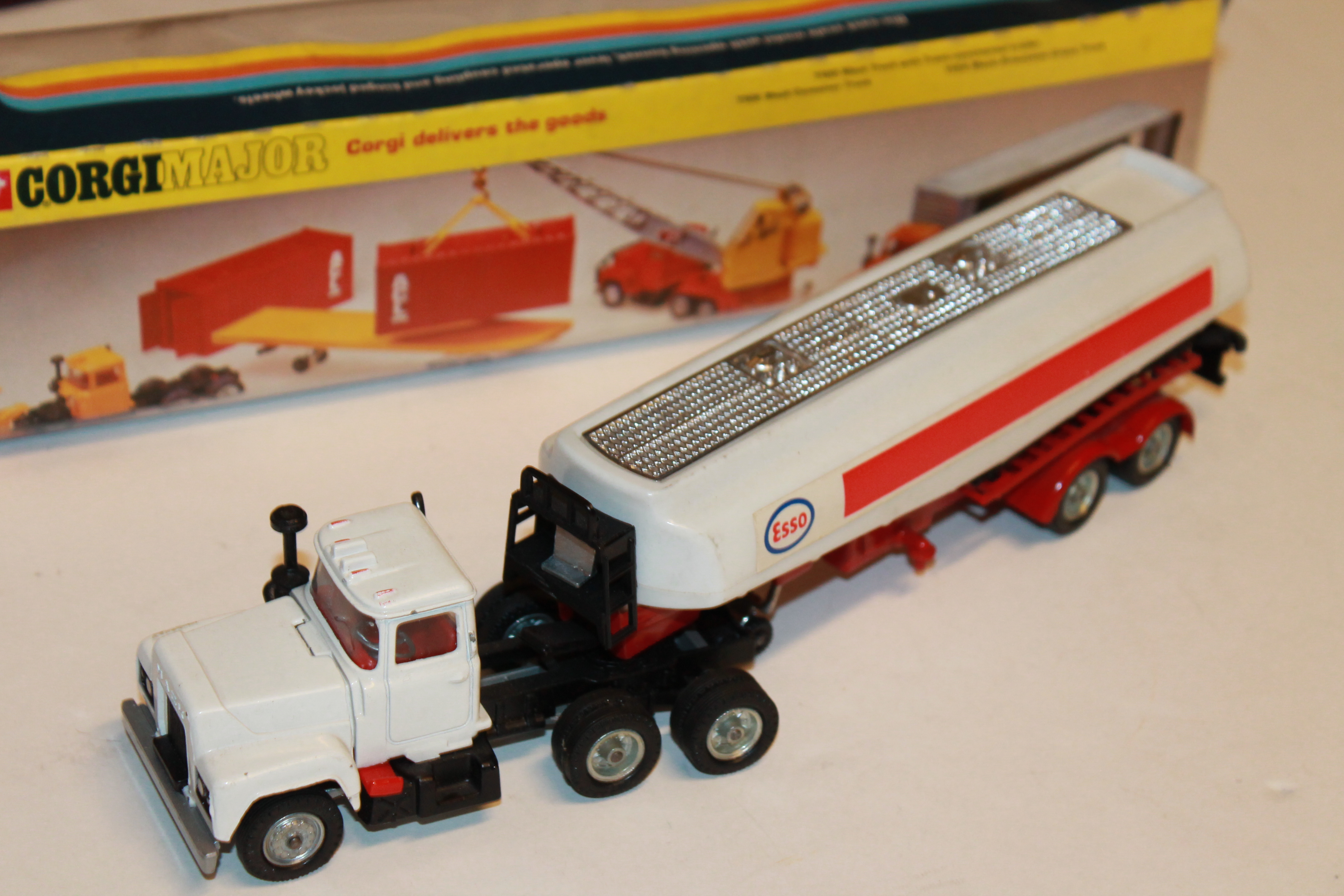 MACK CAMION CITERNE ESSO CORGI 1/50°