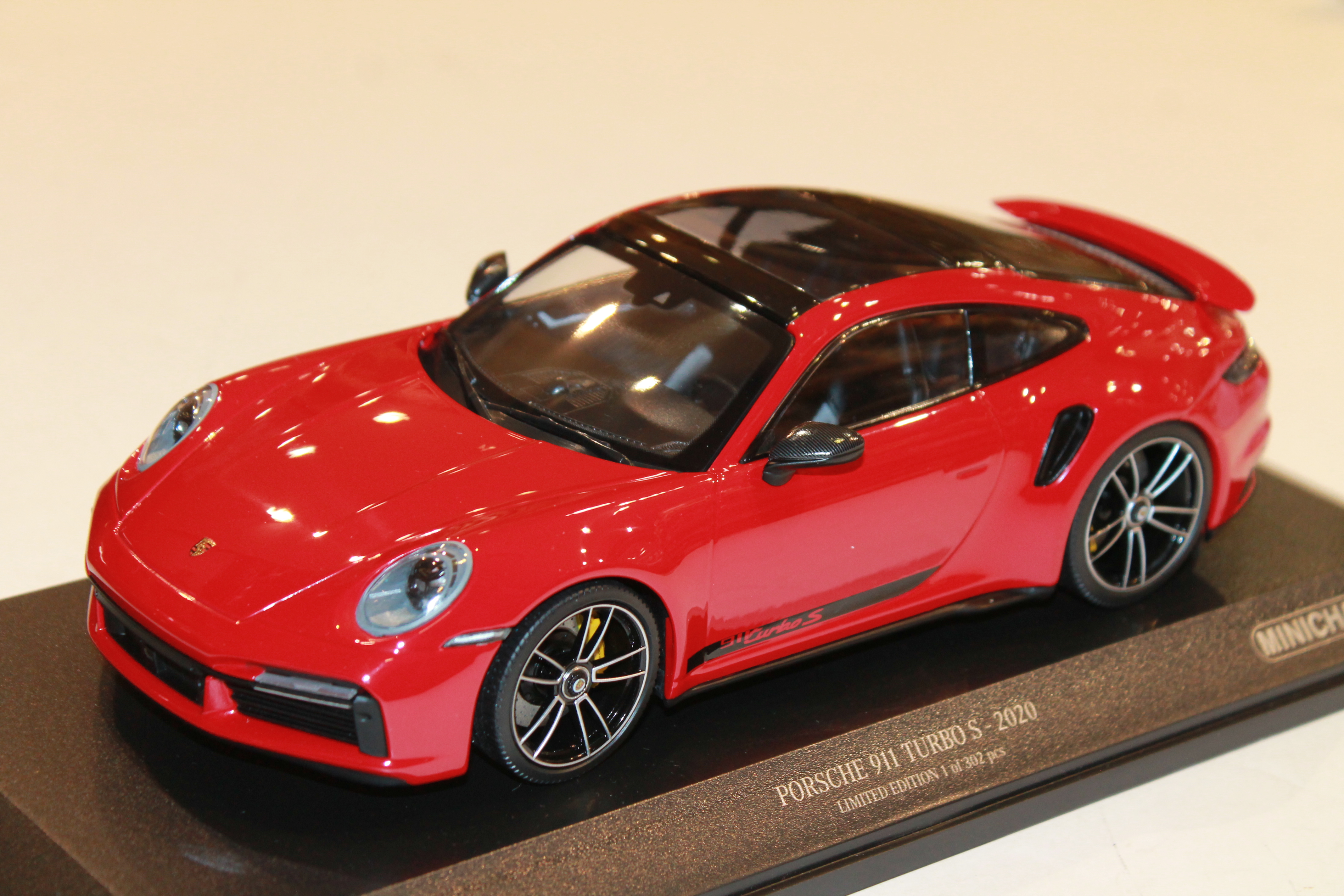 PORSCHE 911 TURBO S ROUGE 2020 MINICHAMPS 1/18°