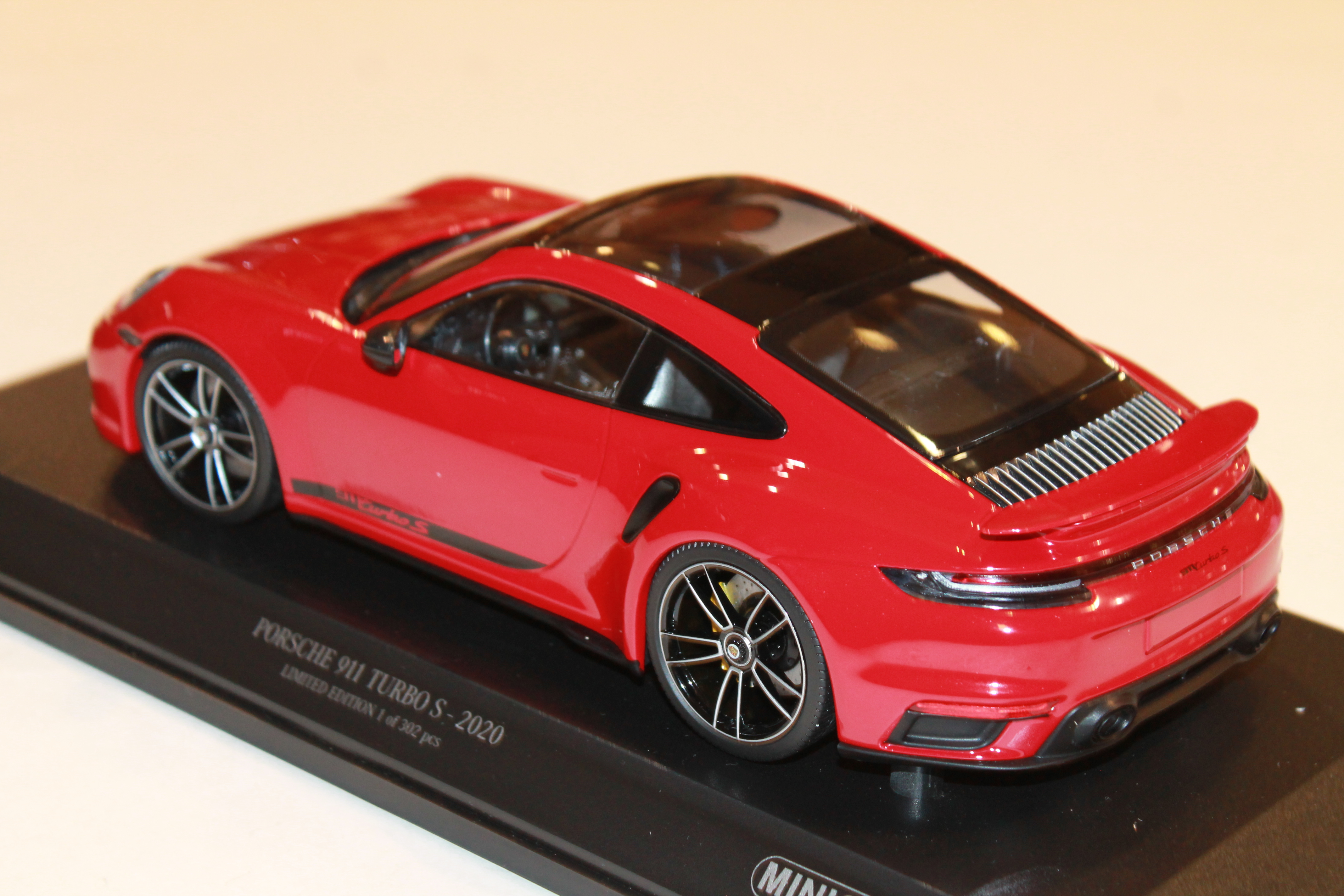 PORSCHE 911 TURBO S ROUGE 2020 MINICHAMPS 1/18°