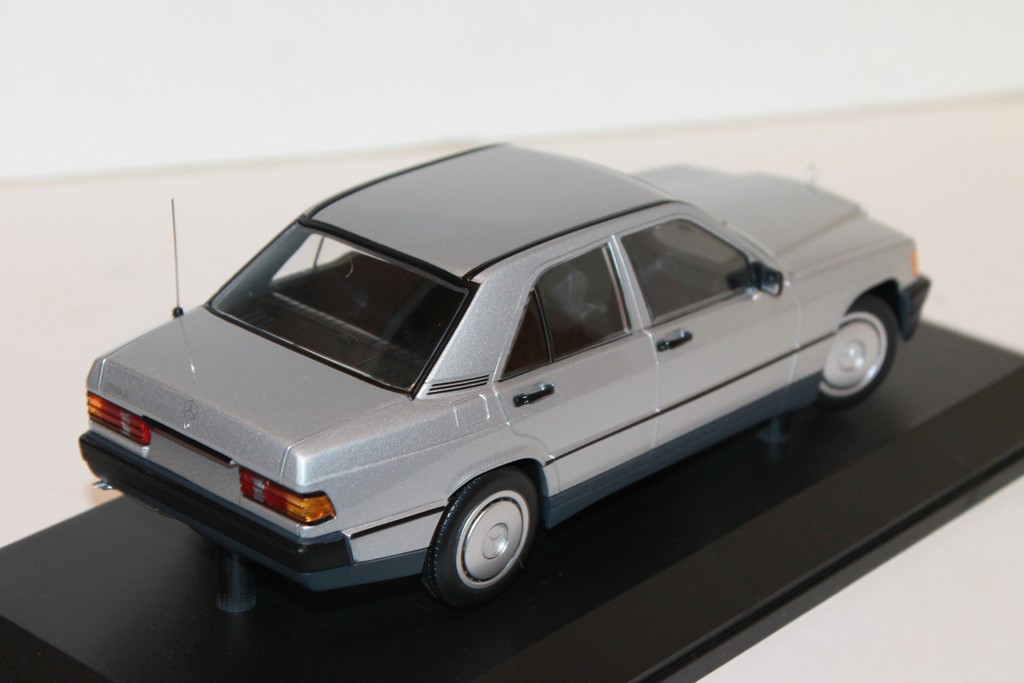 MERCEDEZ-BENZ 190E 1982 MINICHAMPS 1/18°