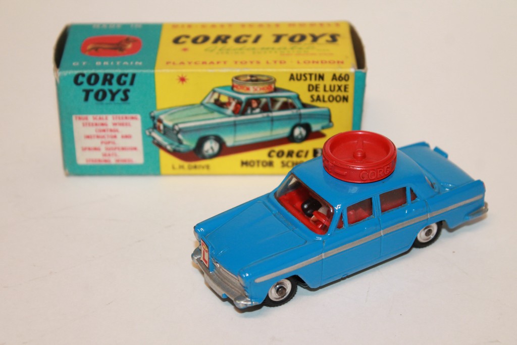 AUSTIN A60 DE LUXE SALOON CORGI 1/43°