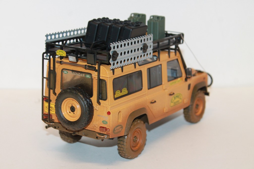 LAND ROVER DEFENDER 110 CAMEL TROPHY SABAH-MALAYSIA 1993 DIRTY VERSION ALMOST 1/18°