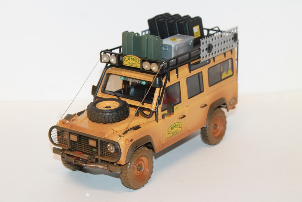 LAND ROVER DEFENDER 110 CAMEL TROPHY SABAH-MALAYSIA 1993 DIRTY VERSION ALMOST 1/18°