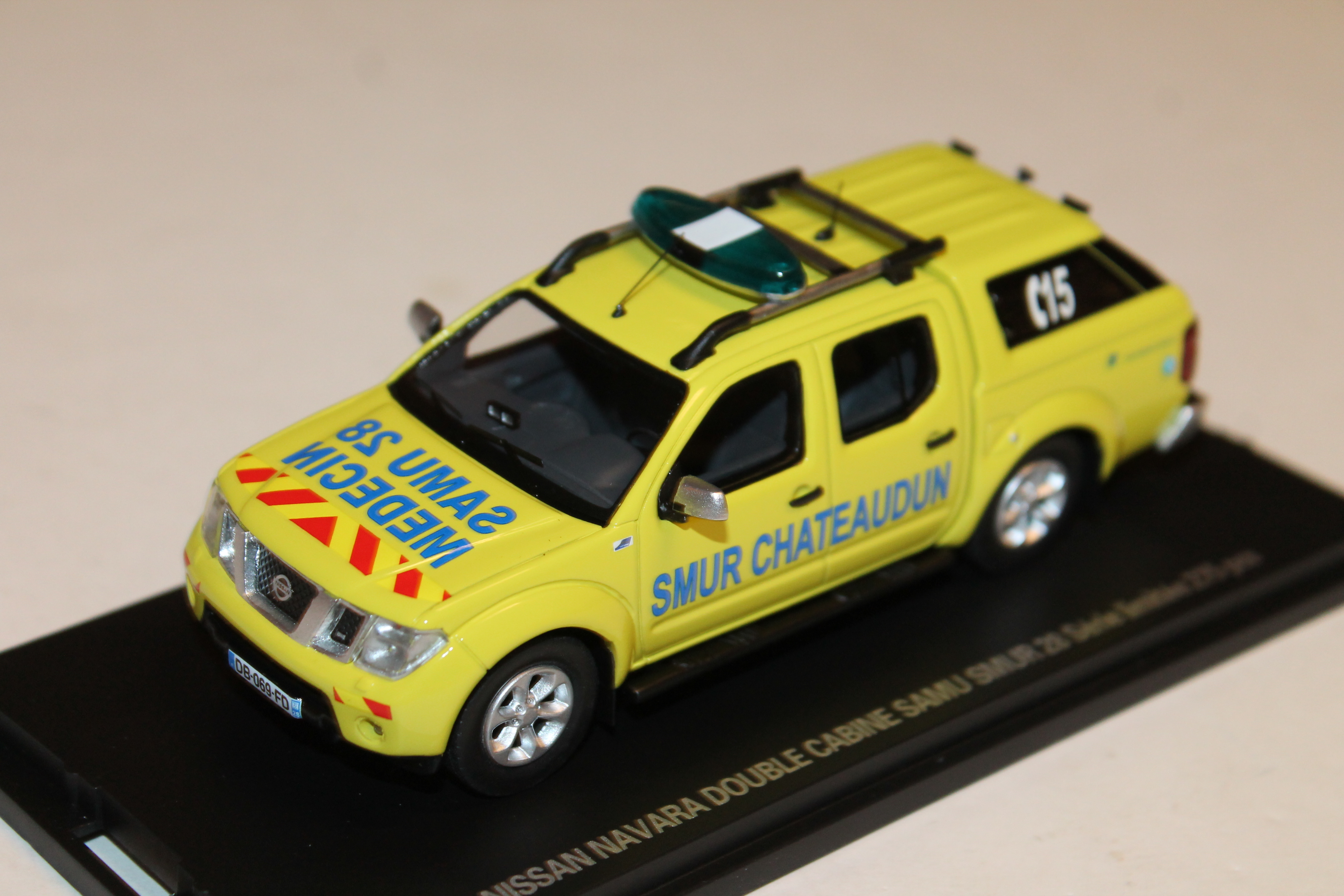 NISSAN NAVARA DOUBLE CABINE SAMU SMUR CHATEAUDUN ALARME 1/43°