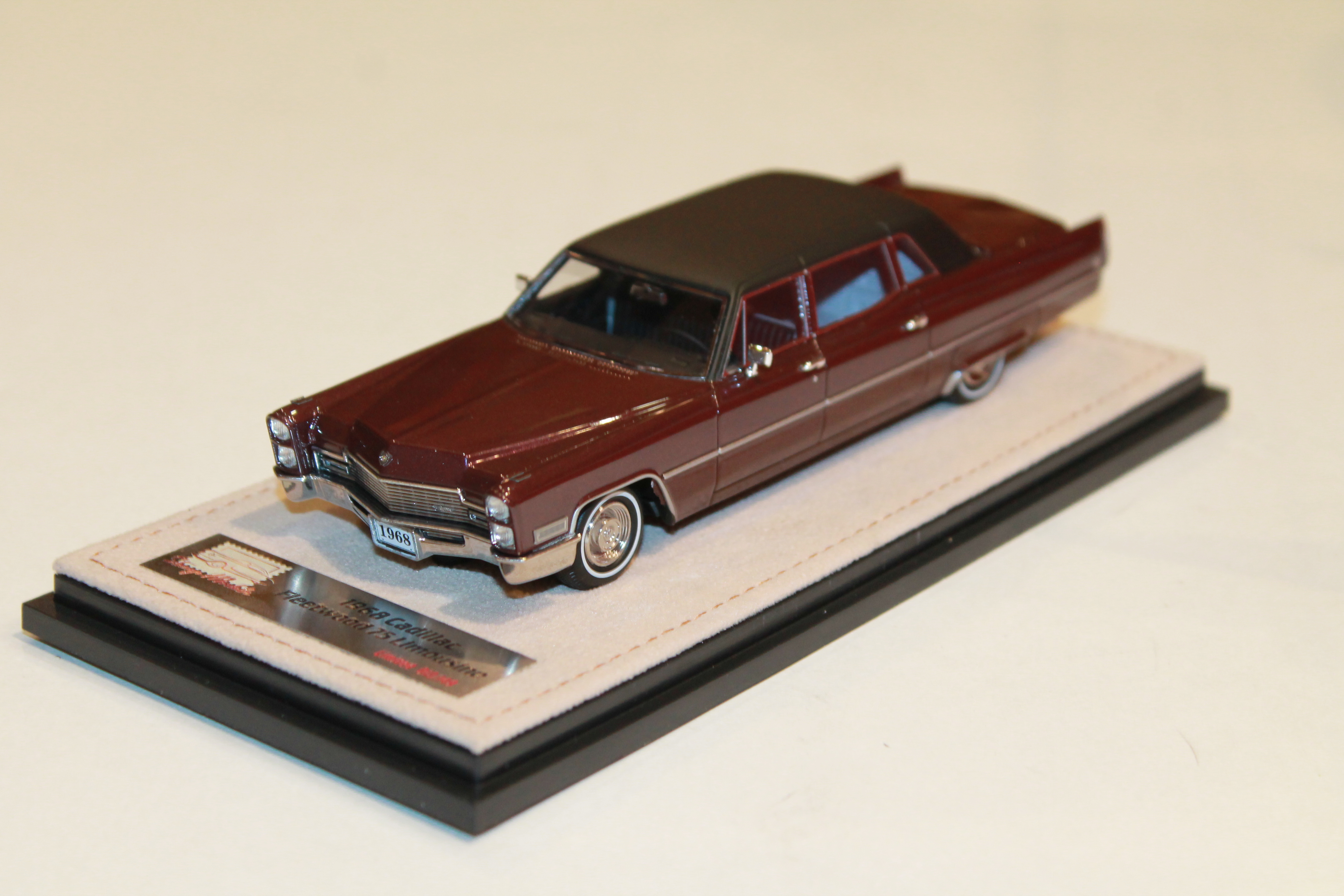 CADILLAC FLEETWOOD 75 LIMOUSINE ROUGE 1968 STAMP MODELS 1/43°