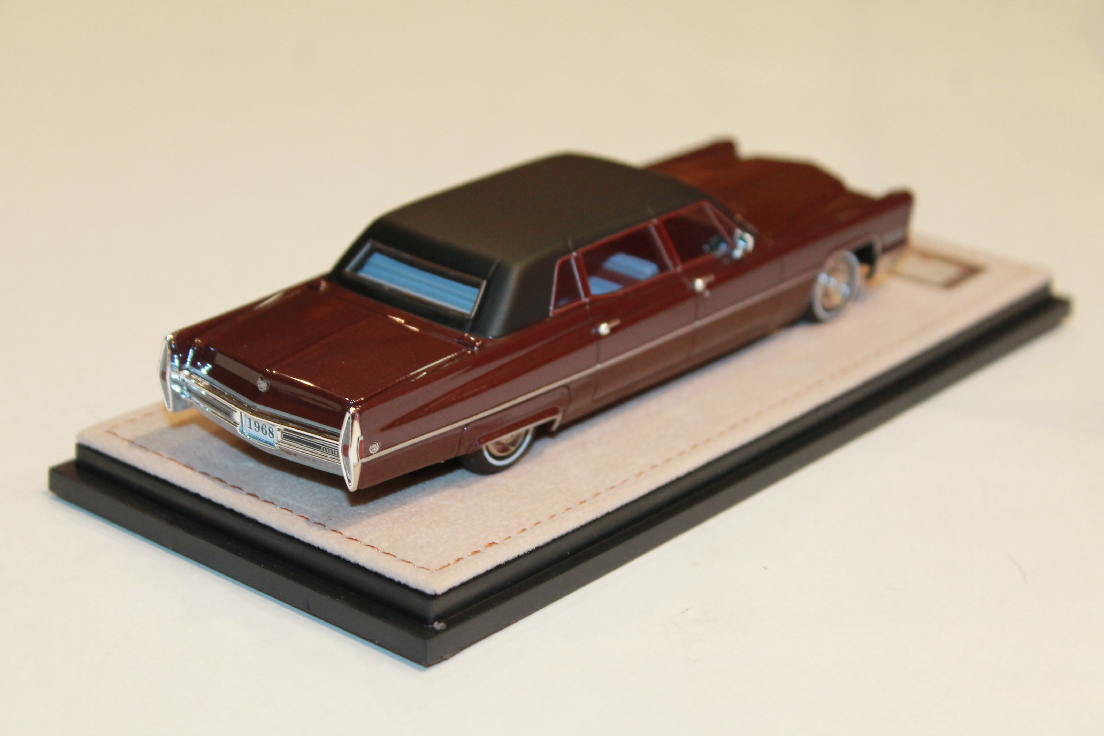 CADILLAC FLEETWOOD 75 LIMOUSINE ROUGE 1968 STAMP MODELS 1/43°