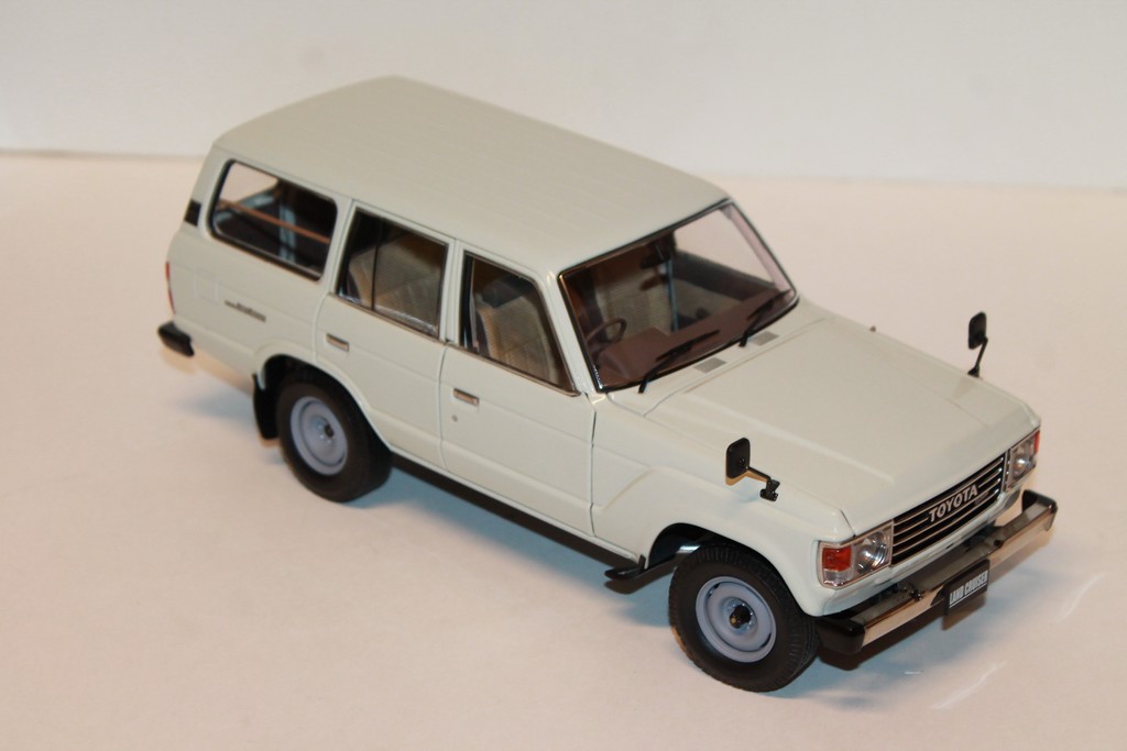 TOYOTA LAND CRUISER 60 BLANCHE KYOSHO 1/18°