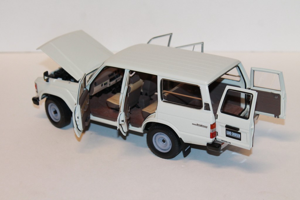 TOYOTA LAND CRUISER 60 BLANCHE KYOSHO 1/18°