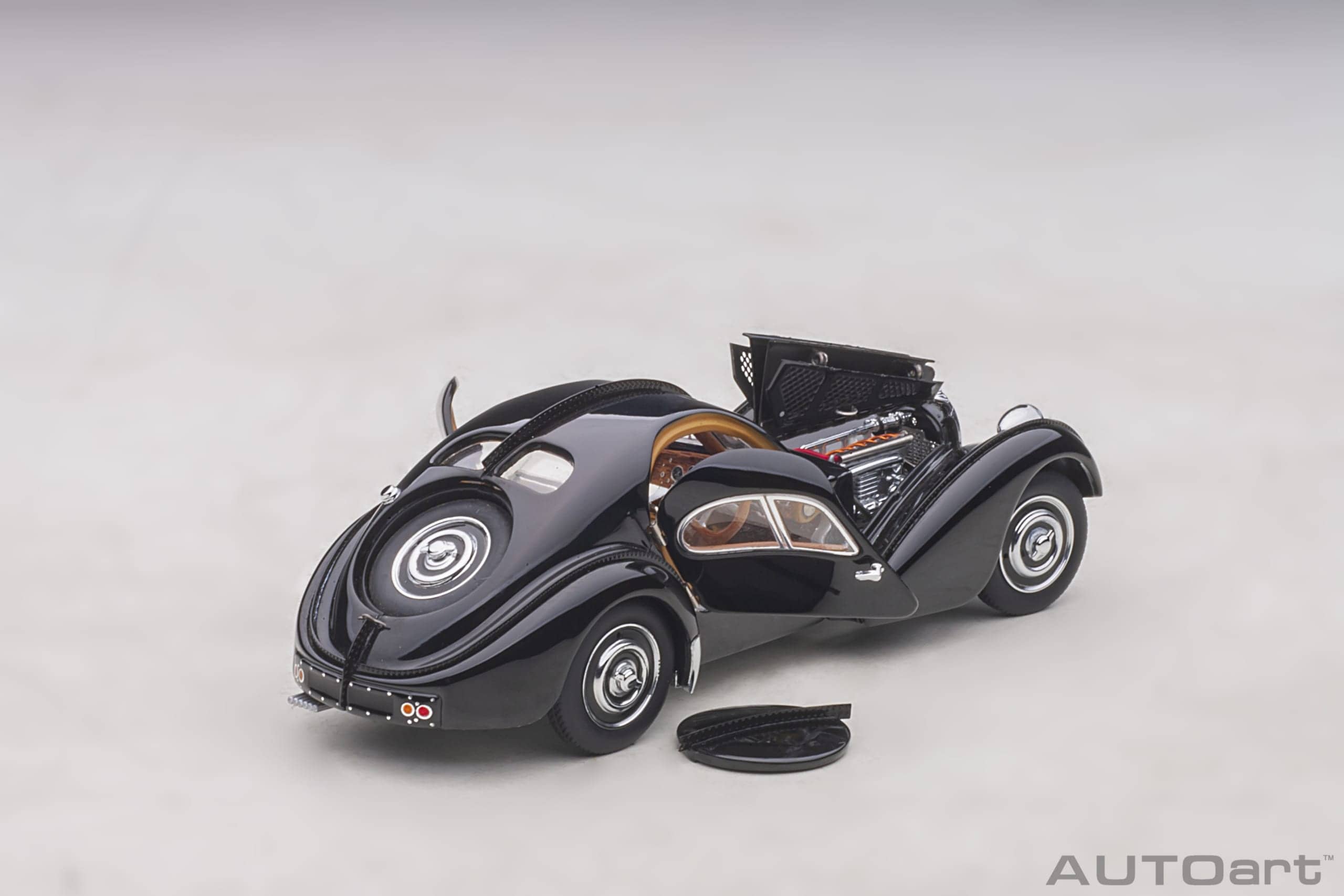 Auto Art Models Autoart 50946 1938 Bugatti Type 57SC Atlantic avec